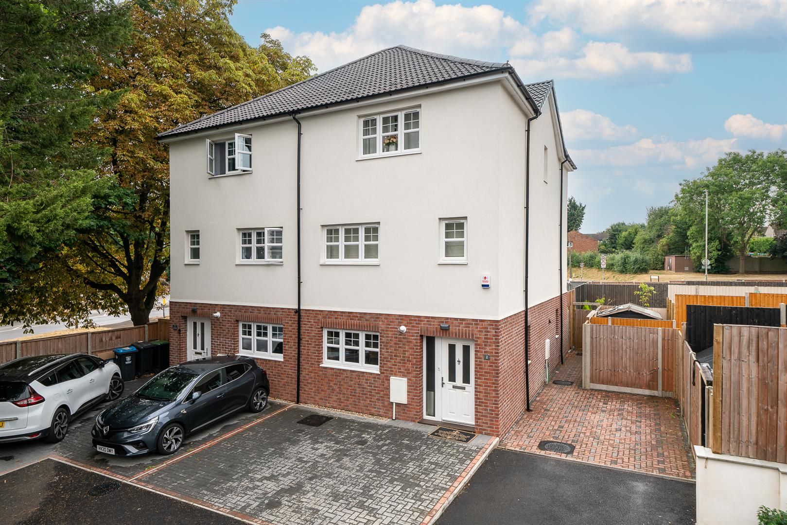 5 bed town house for sale in Savoy Close, Adeyfield, Hemel Hempstead