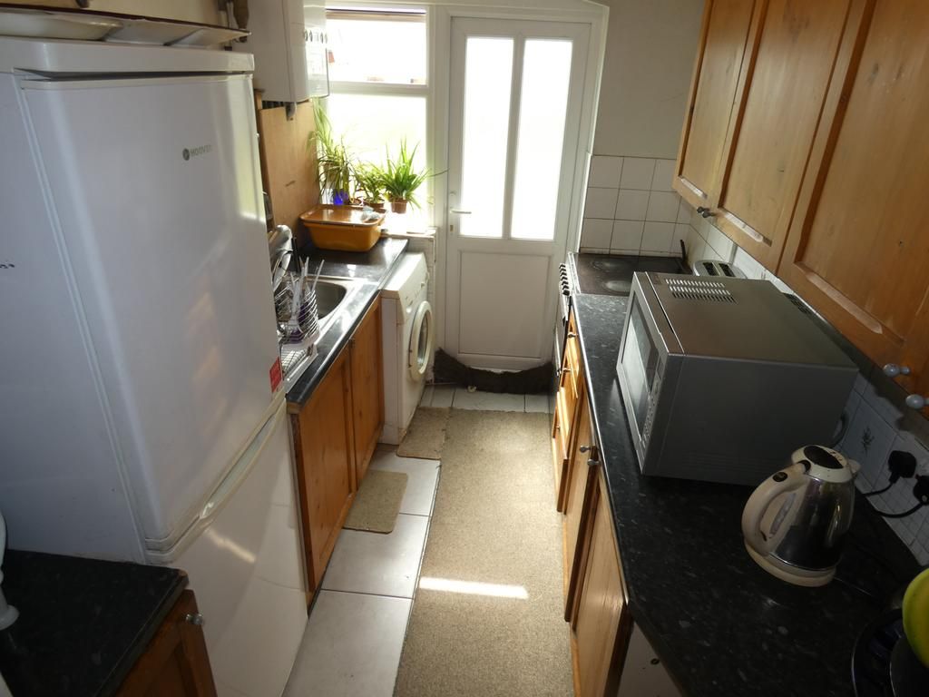 3 bed shared to rent in Elmhurst Avenue, Mitcham CR4 Zoopla