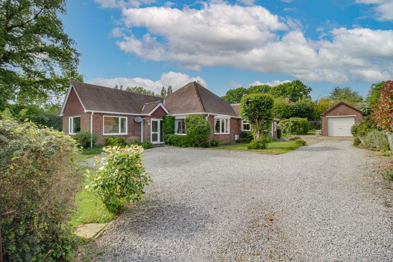 4 bed bungalow for sale in Swanwick Lane, Swanwick, Southampton SO31