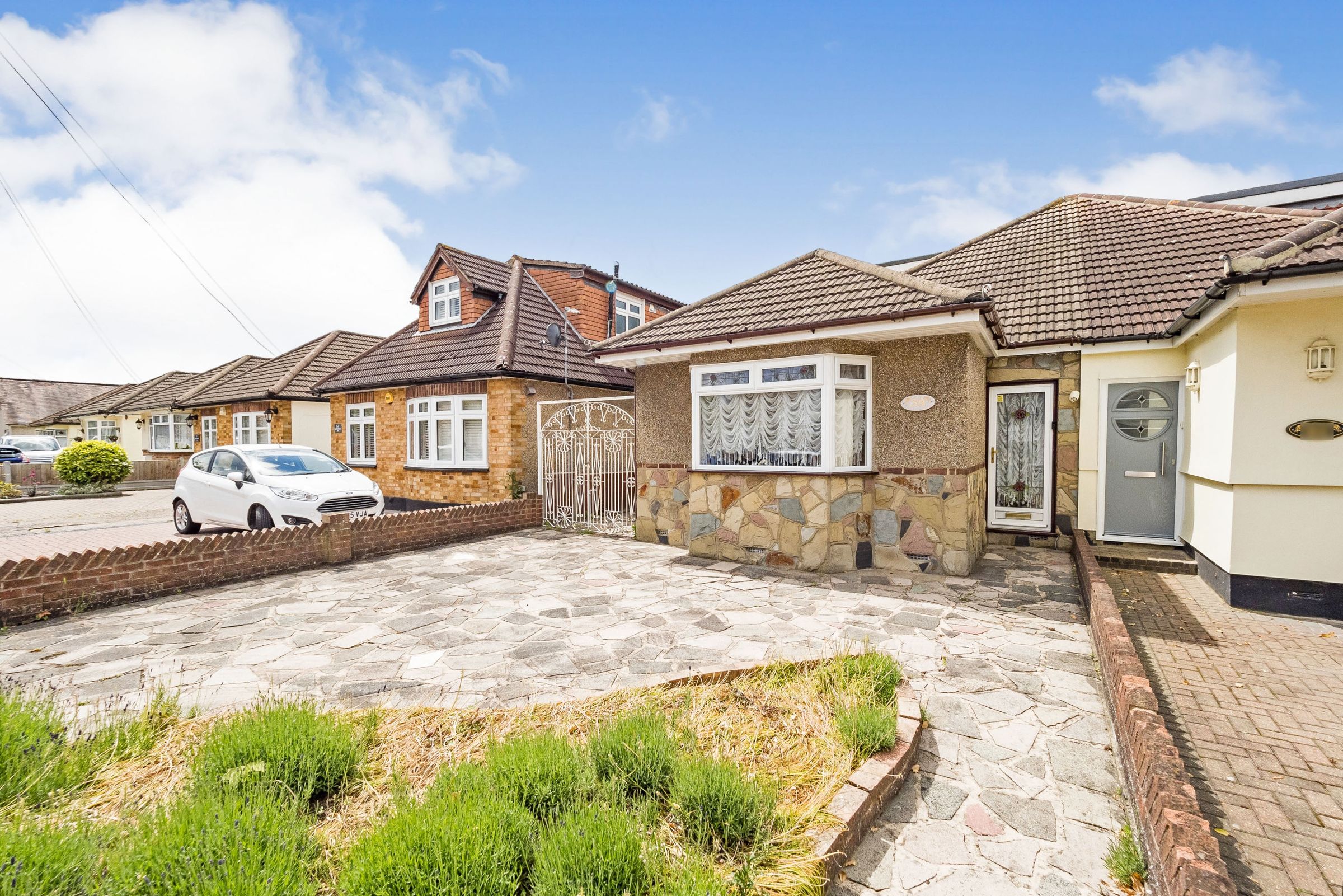 2 bed bungalow for sale in King Edward Avenue, Rainham RM13 Zoopla