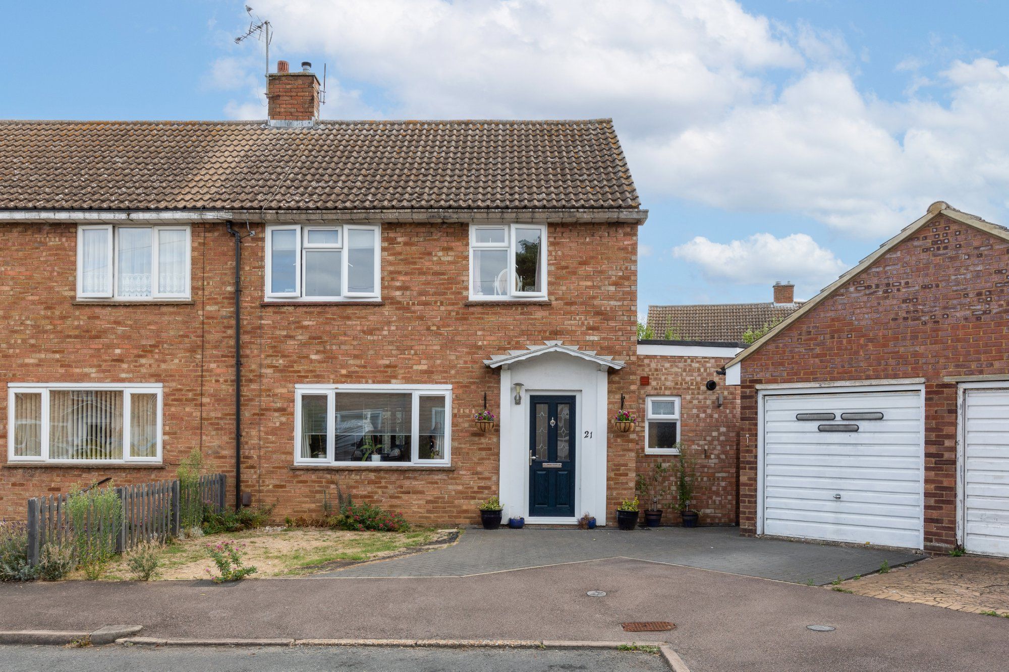 3 bed semidetached house for sale in Castles Close, Stotfold, Hitchin