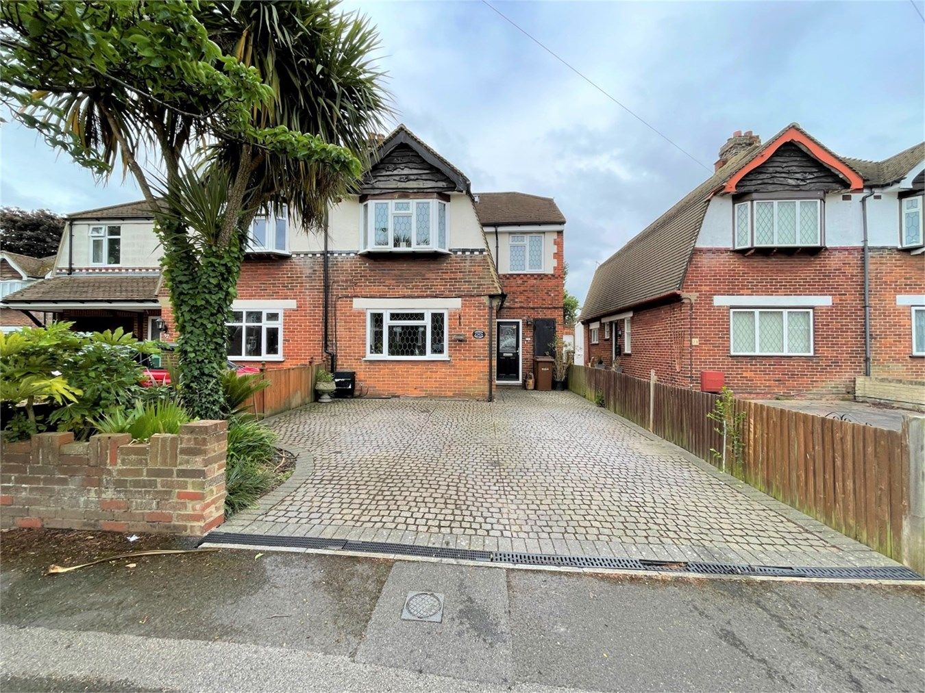5 bed semidetached house for sale in Tudor Grove, Rainham, Gillingham