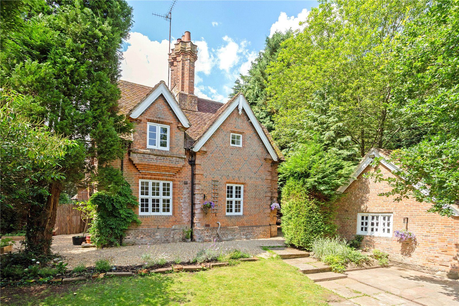 Compton Cottages, Moor Park Way, Farnham, Surrey GU9  