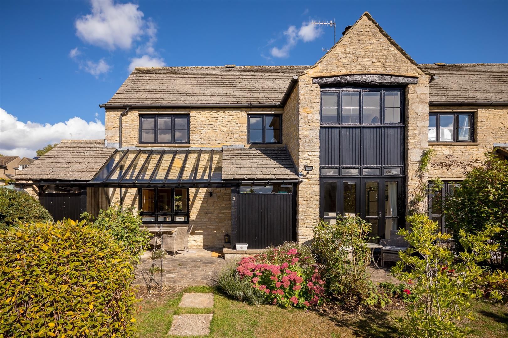 3 bed semidetached house for sale in Priors Court, Baunton