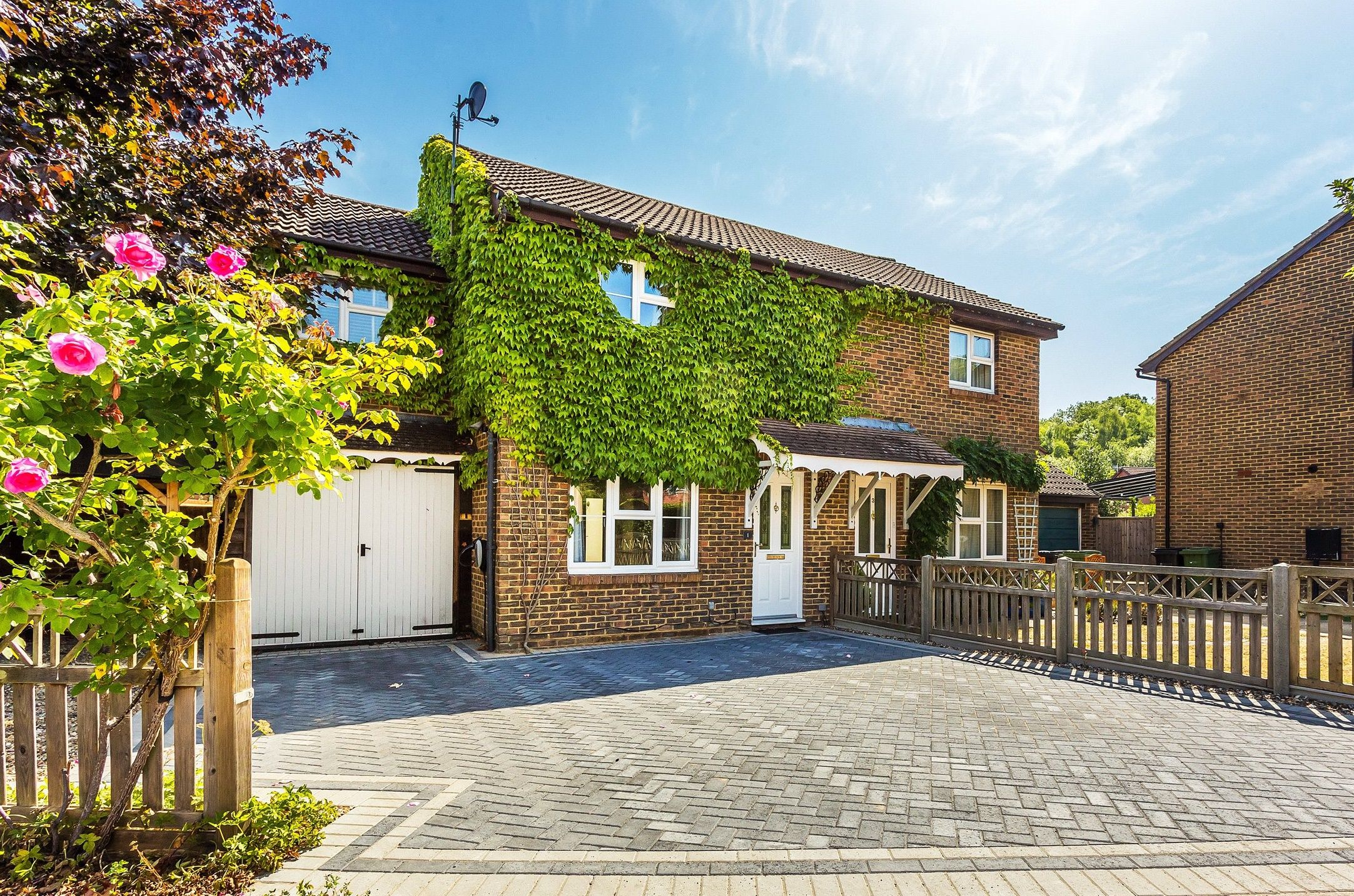 3 bed semidetached house for sale in Shellwood Drive, North Holmwood