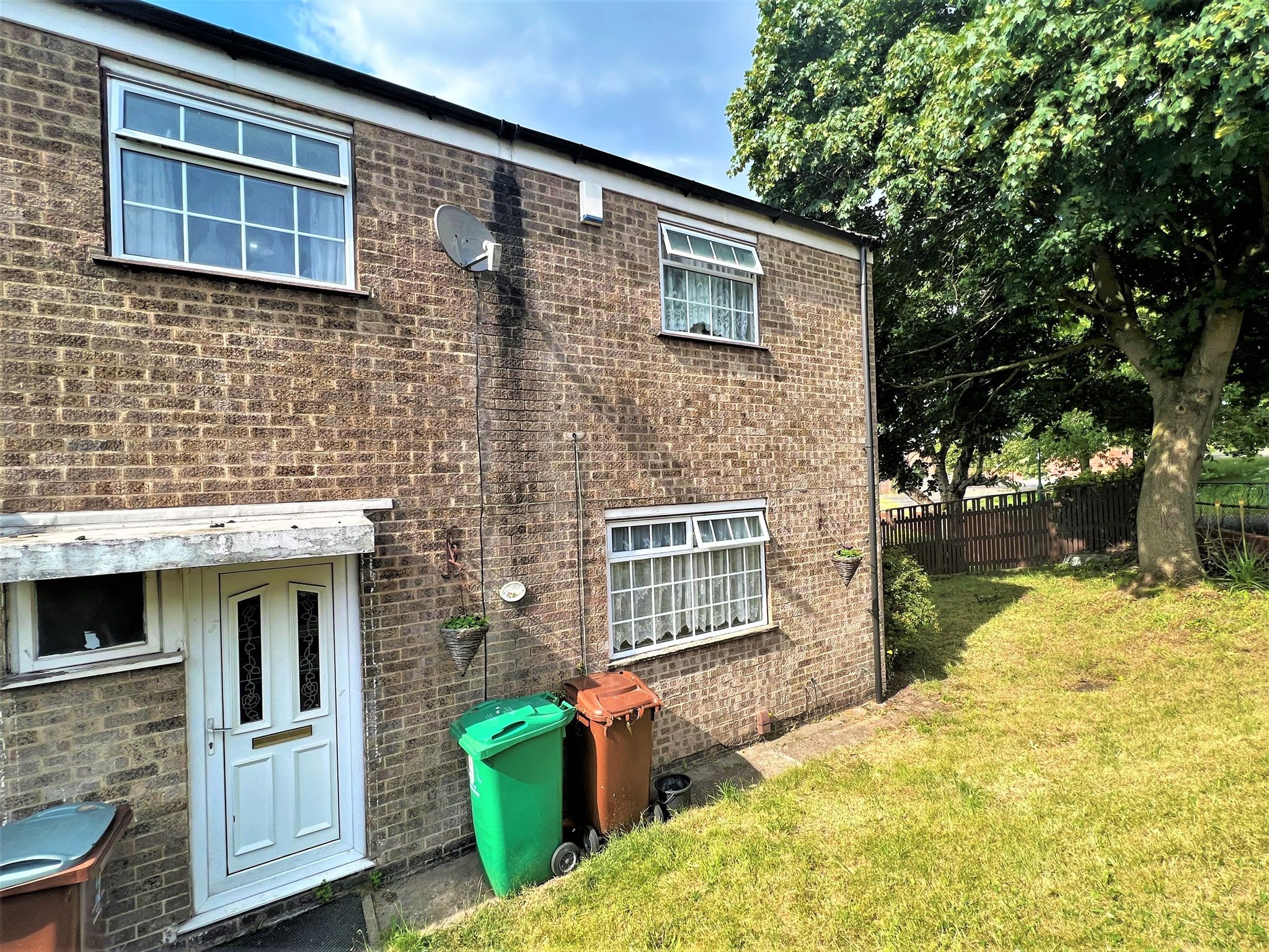 4 bed end terrace house for sale in Petersfield Close, Nottingham NG5