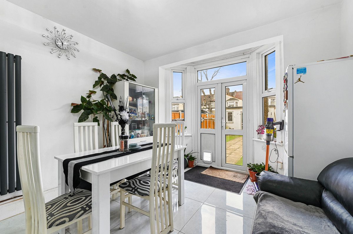 8 bed terraced house for sale in Hampton Road, Ilford IG1 Zoopla