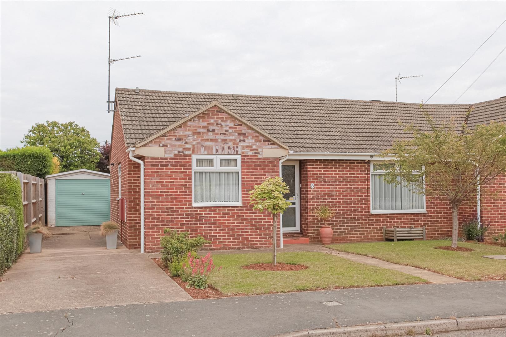 3 bed semidetached bungalow for sale in Sycamore Drive, Banbury OX16