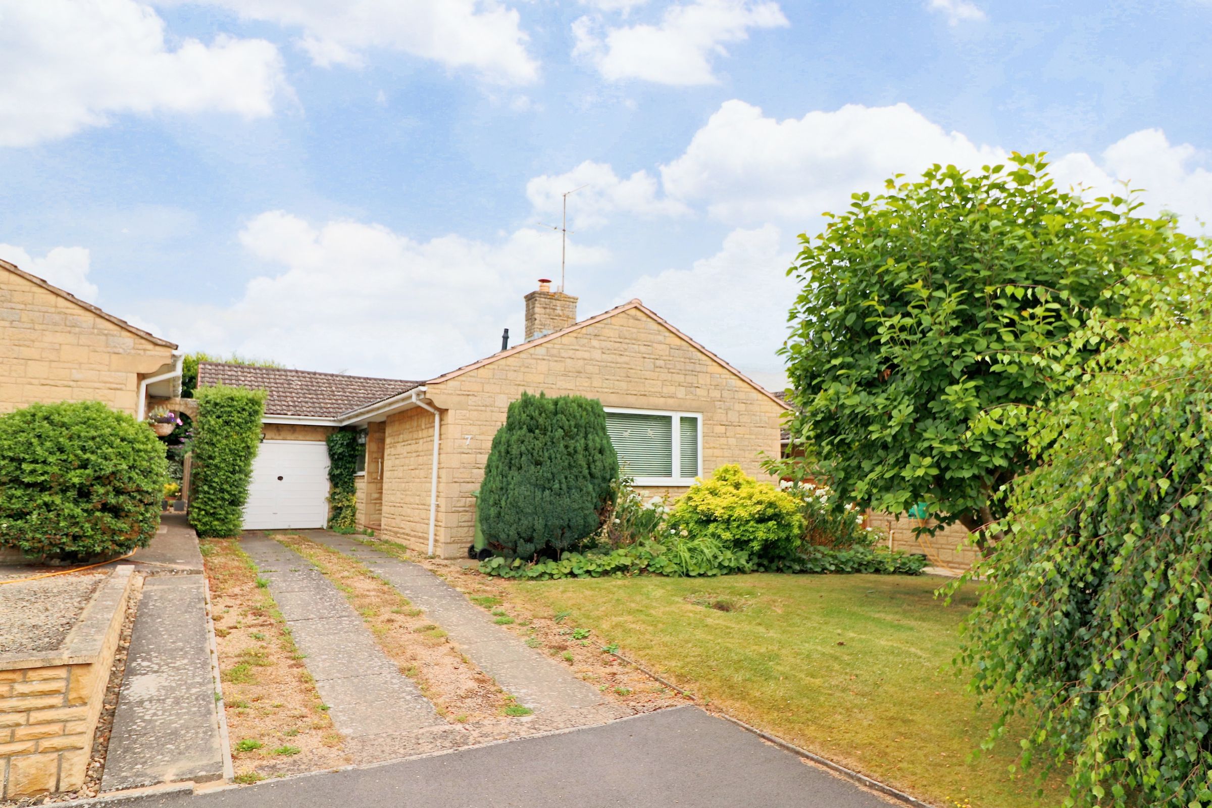 3 bed detached bungalow for sale in Ellenor Drive, Alderton, Tewkesbury