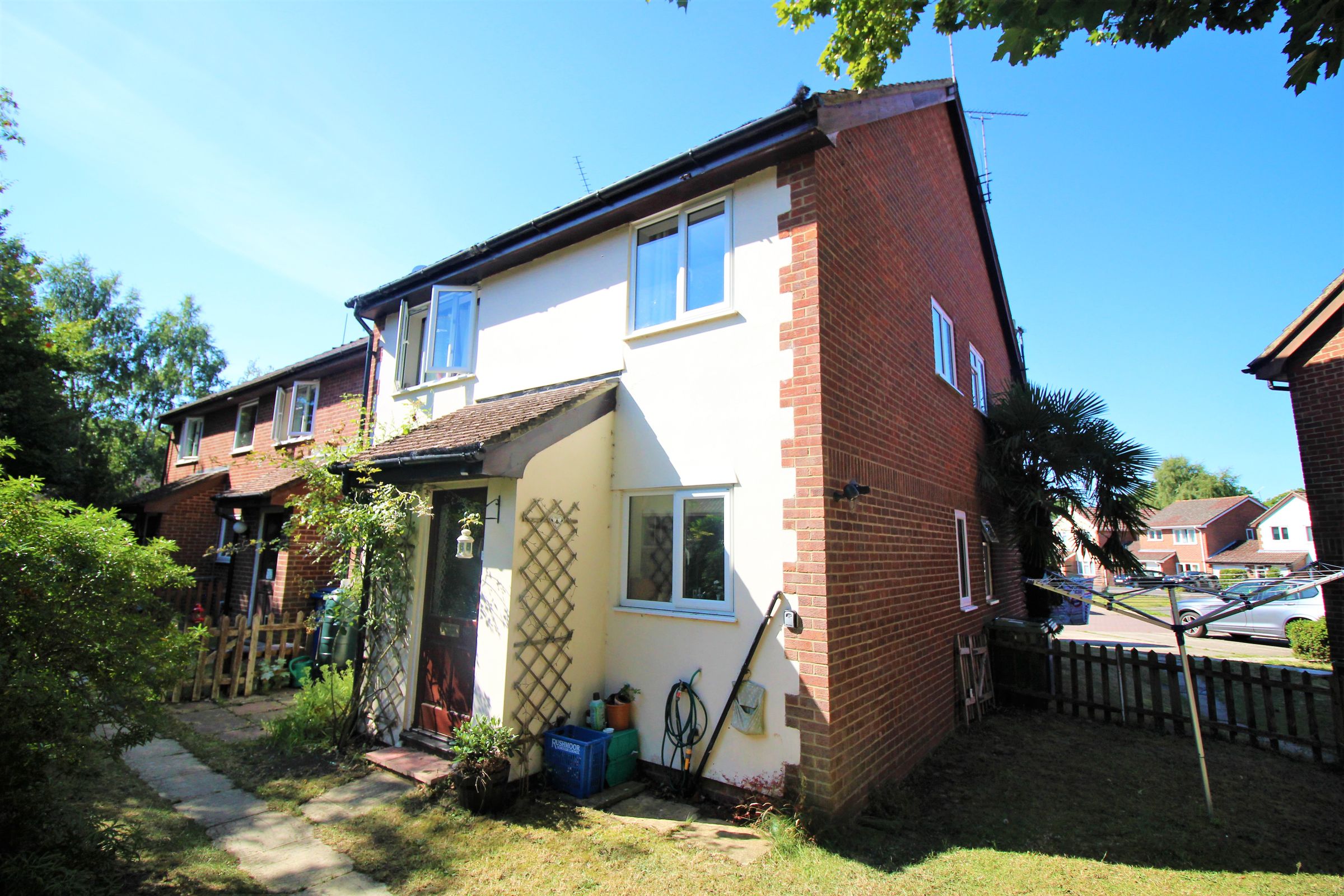 2 bed end terrace house to rent in Chamomile Gardens, Farnborough GU14
