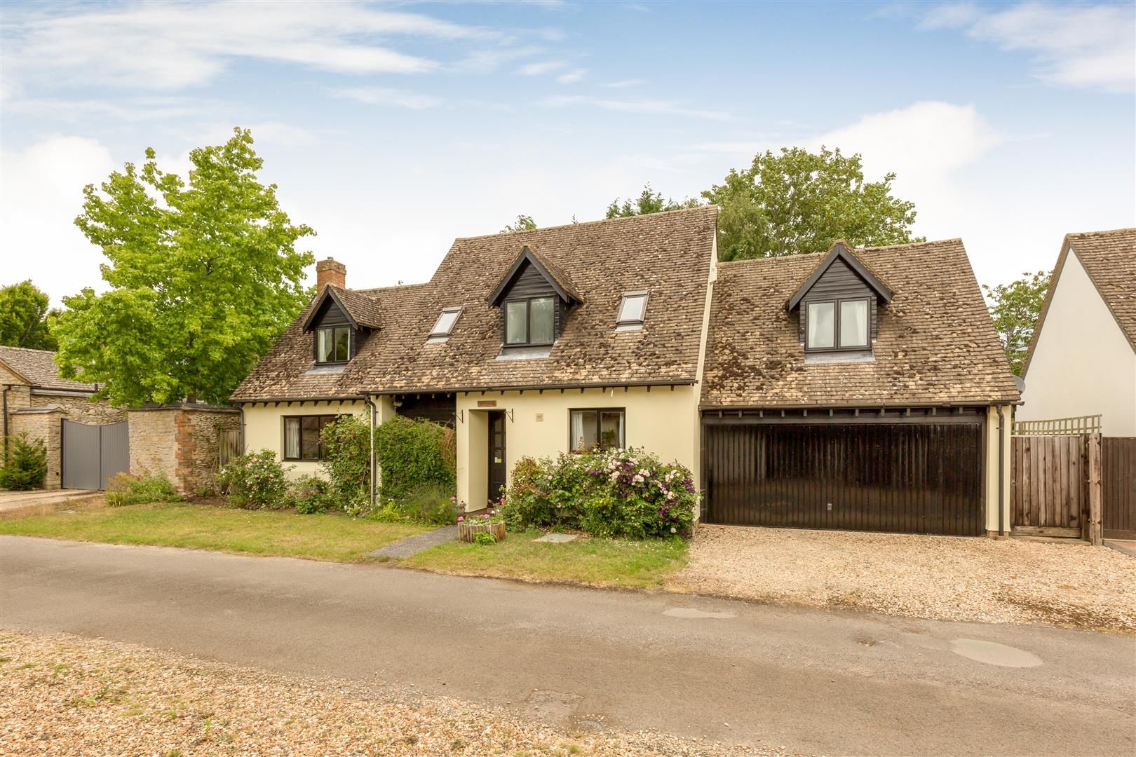 4 bed detached house for sale in Westlands Avenue, WestonOnTheGreen