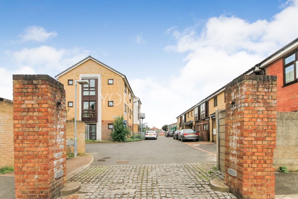 2 bed flat for sale in Brooklands Road, Romford RM7 Zoopla