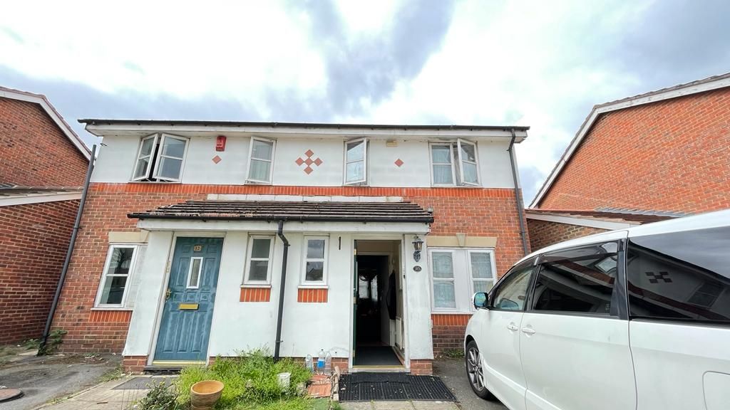 3 bed semidetached house for sale in Lakeside Avenue Thamesmead