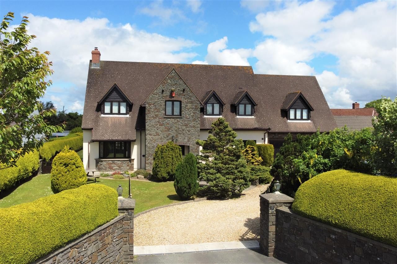 6 bed detached house for sale in Brickhurst Park, Johnston