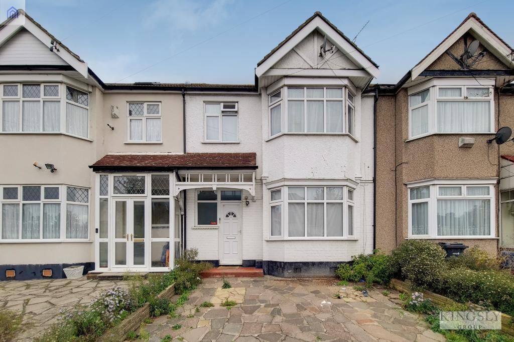 3 bed property for sale in Windermere Gardens, Redbridge, London IG4