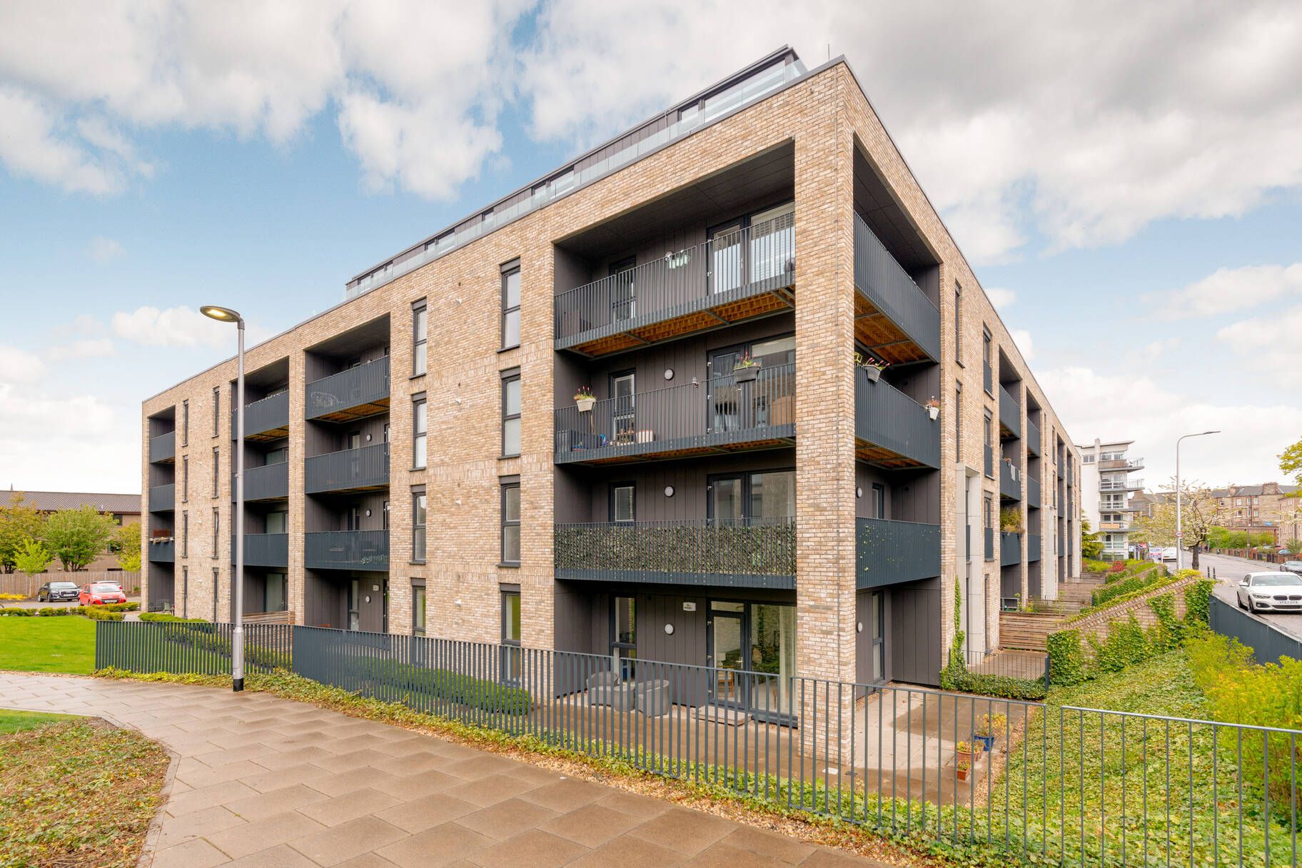 23A-2 Brunswick Road Hillside Edinburgh EH7  