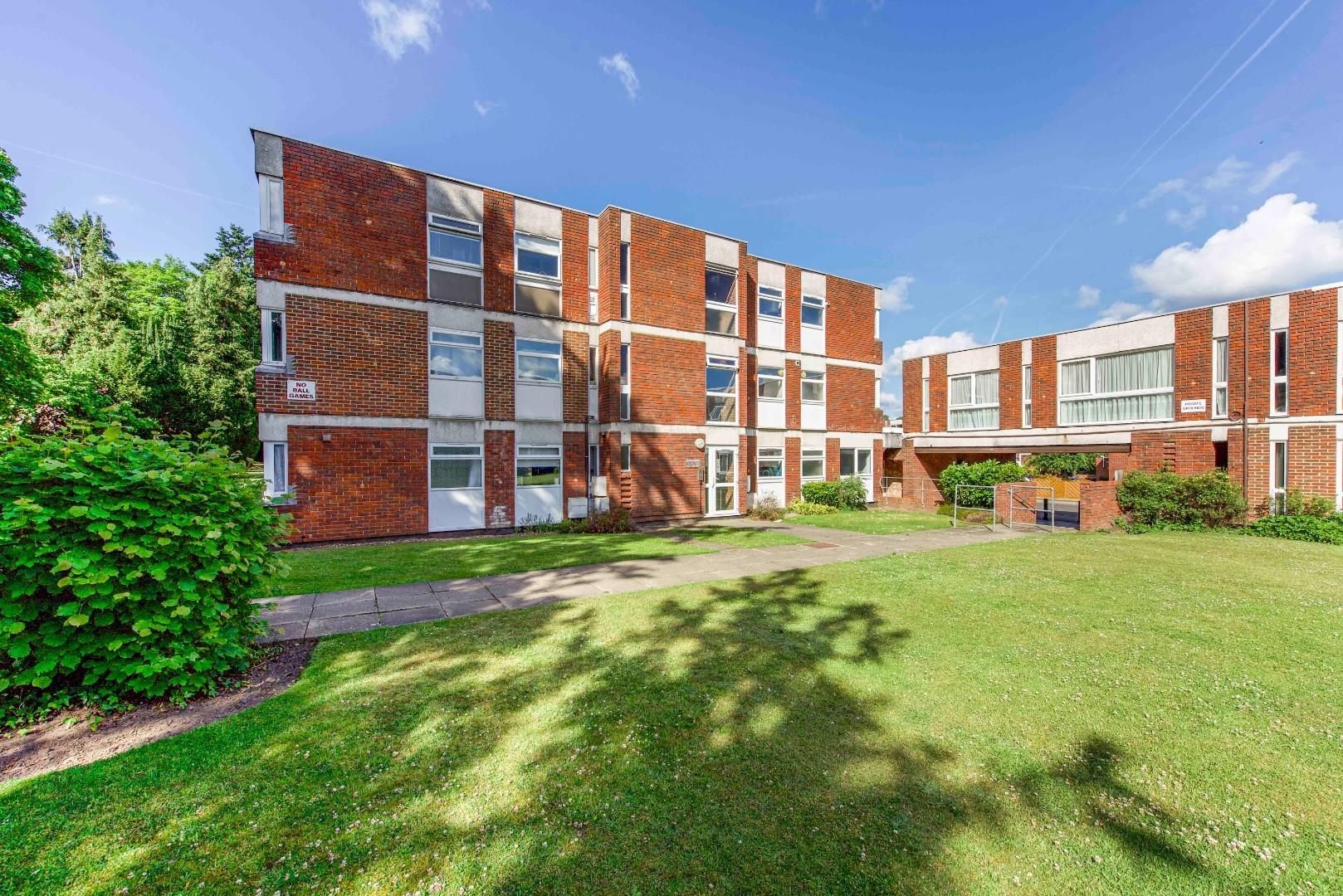 2 bed flat for sale in Brantwood Gardens, West Byfleet KT14 Zoopla
