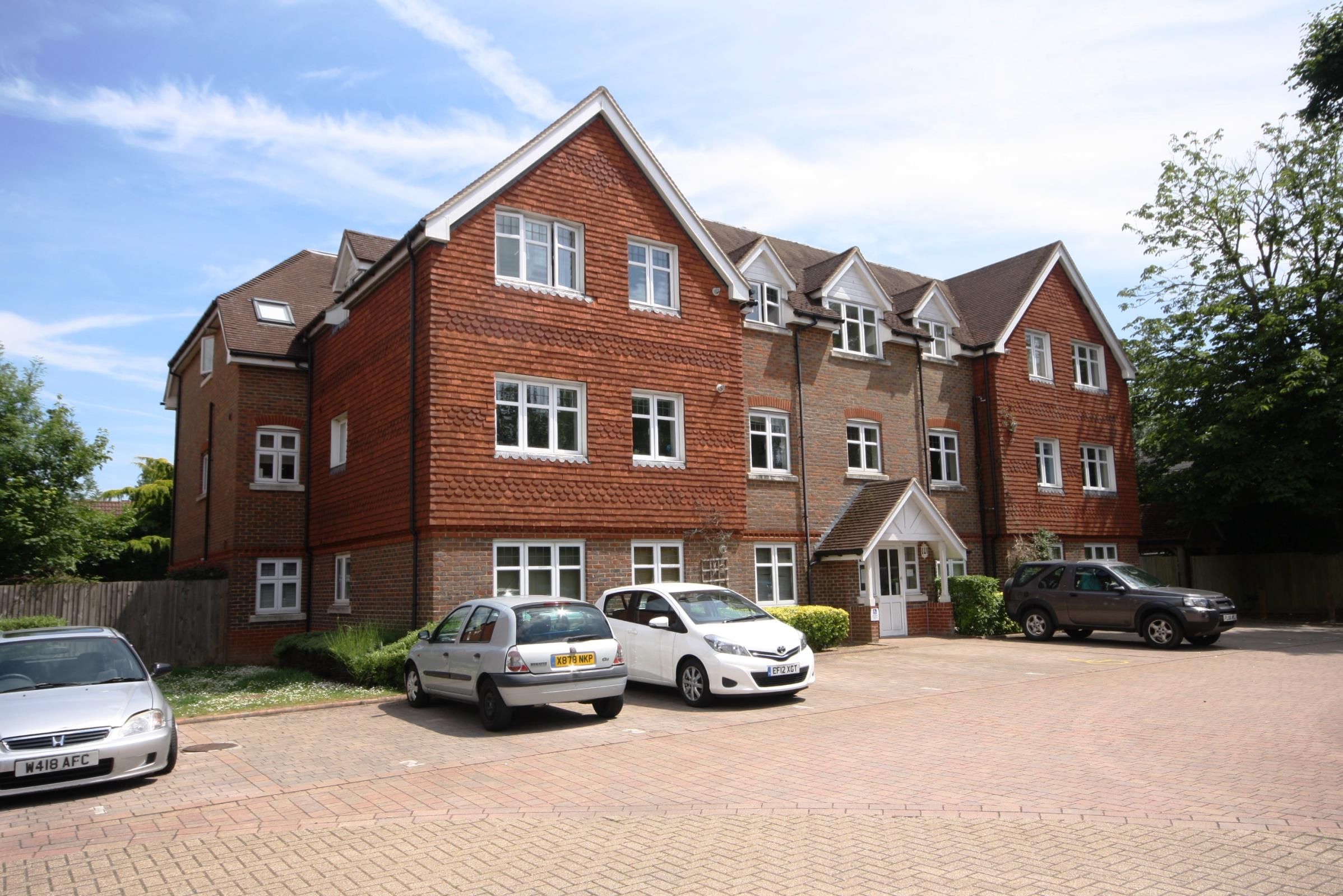 2 bed flat to rent in Chestnut Court, 60 Bonehurst Road, Horley, Surrey