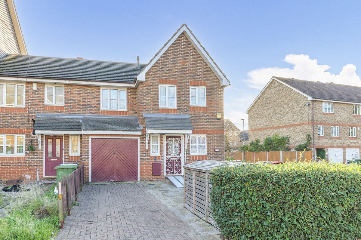 3 bed end terrace house for sale in Fairway Drive, London SE28 Zoopla