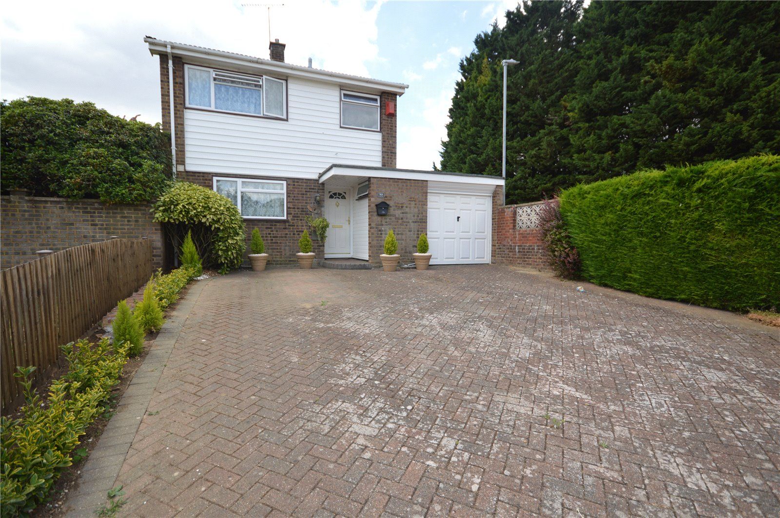 3 bed detached house for sale in Benson Close, Luton, Bedfordshire LU3