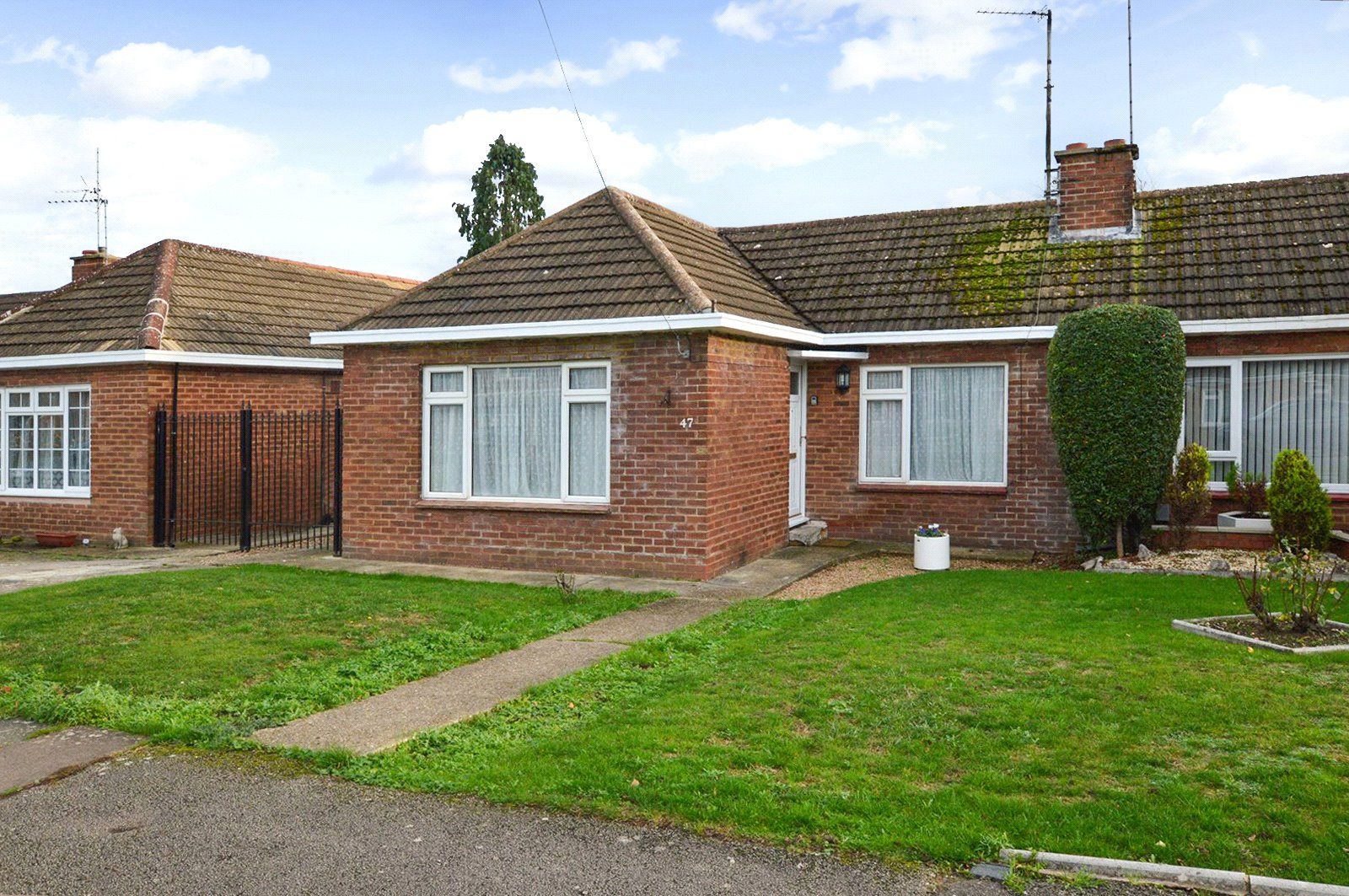 2 bed bungalow for sale in Hadrian Avenue, Dunstable, Bedfordshire LU5