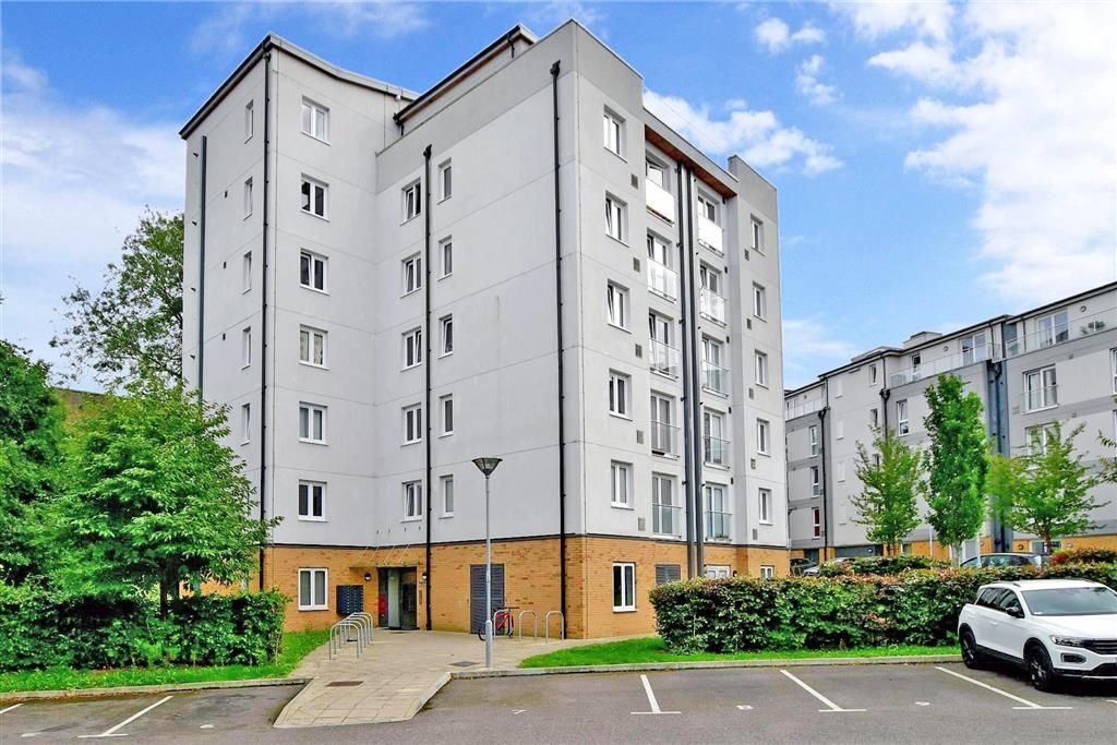 2 bed flat for sale in West Green Drive, West Green, Crawley, West