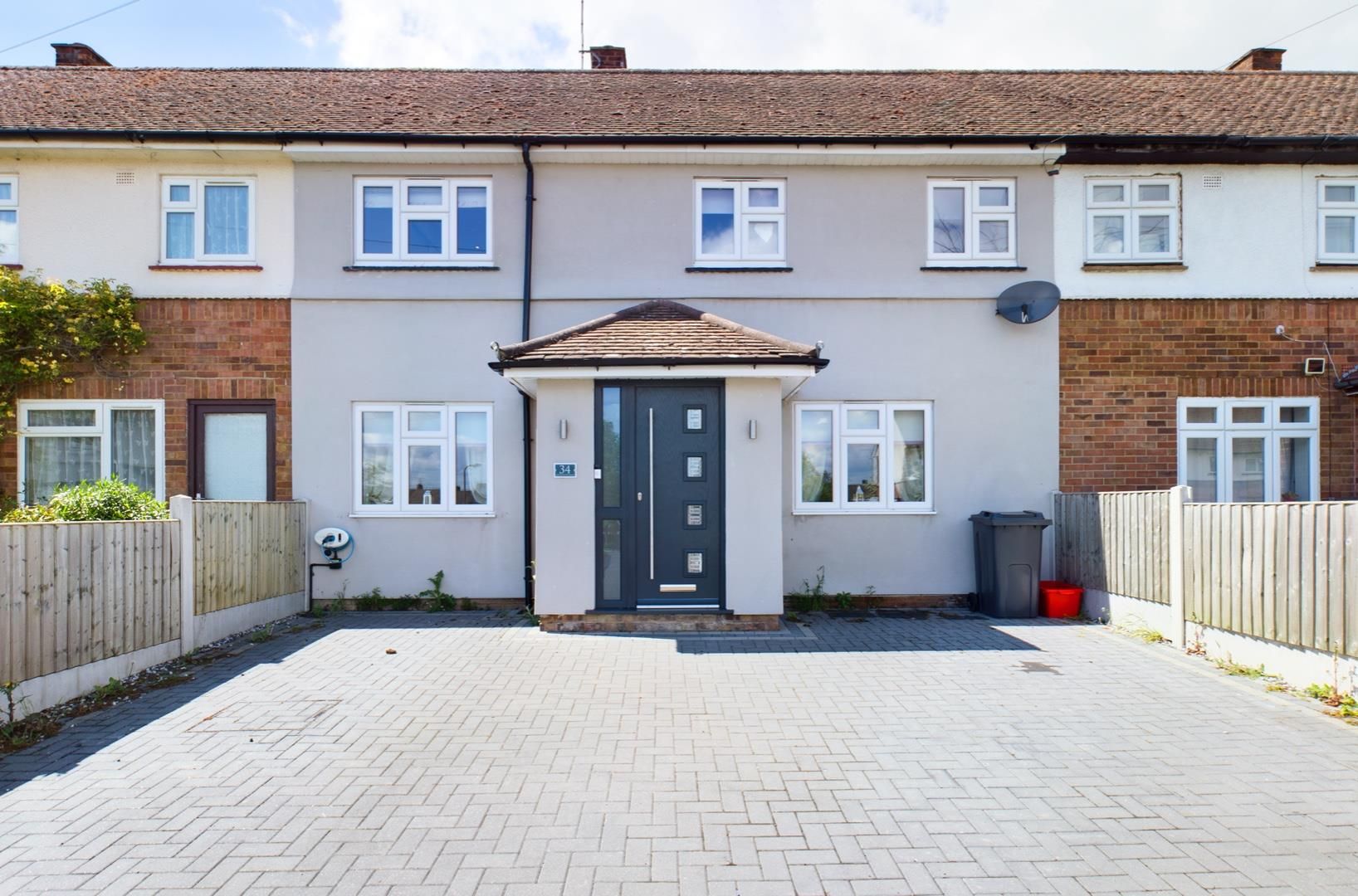 3 bed property for sale in Gloucester Road, Pilgrims Hatch, Brentwood
