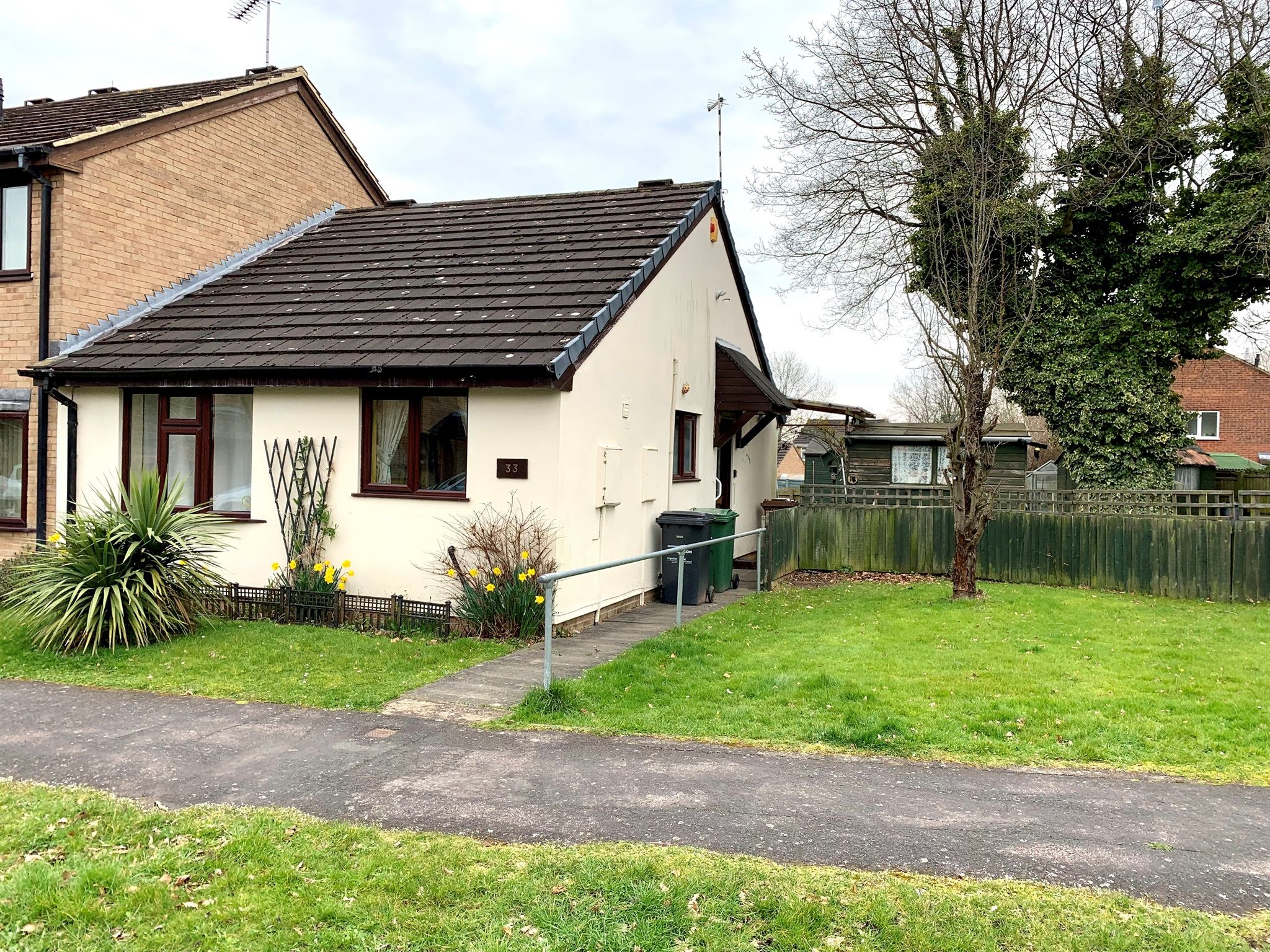 2 bed semidetached bungalow for sale in Ravensthorpe Drive