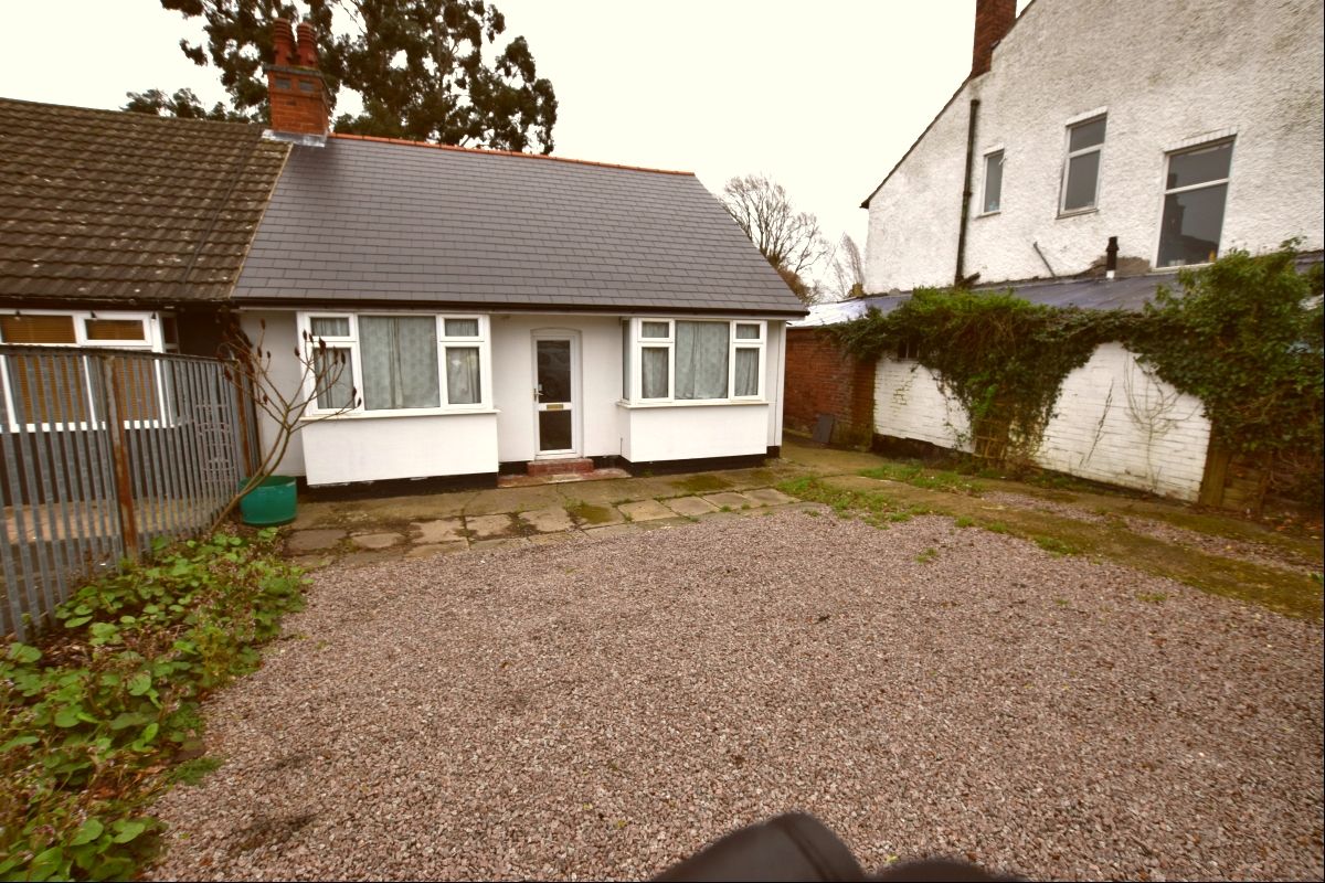 2 bed bungalow to rent in Loughborough Road, Birstall, Leicester LE4
