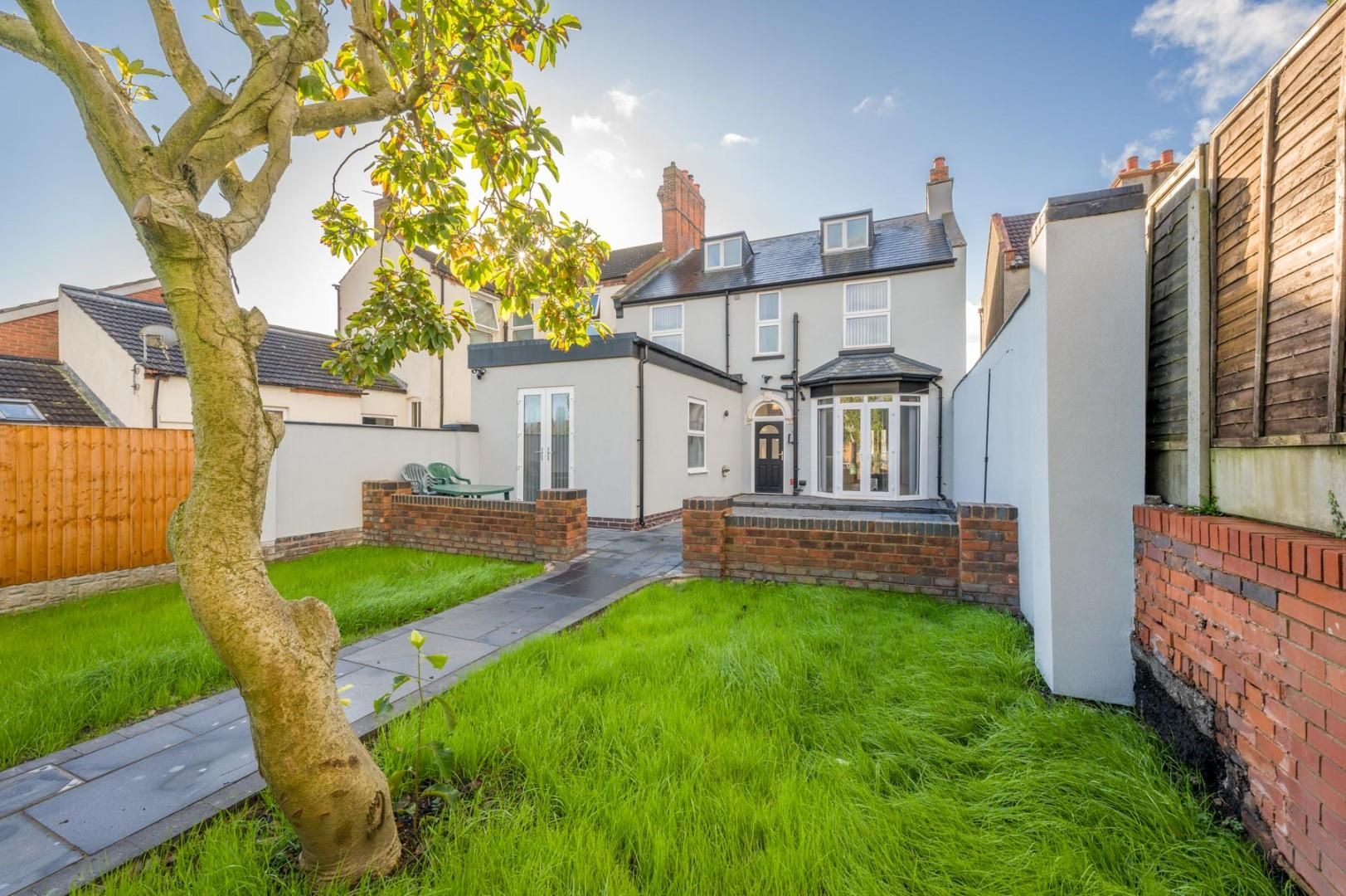 6 bed semidetached house for sale in Tipton Road, Woodsetton, Dudley