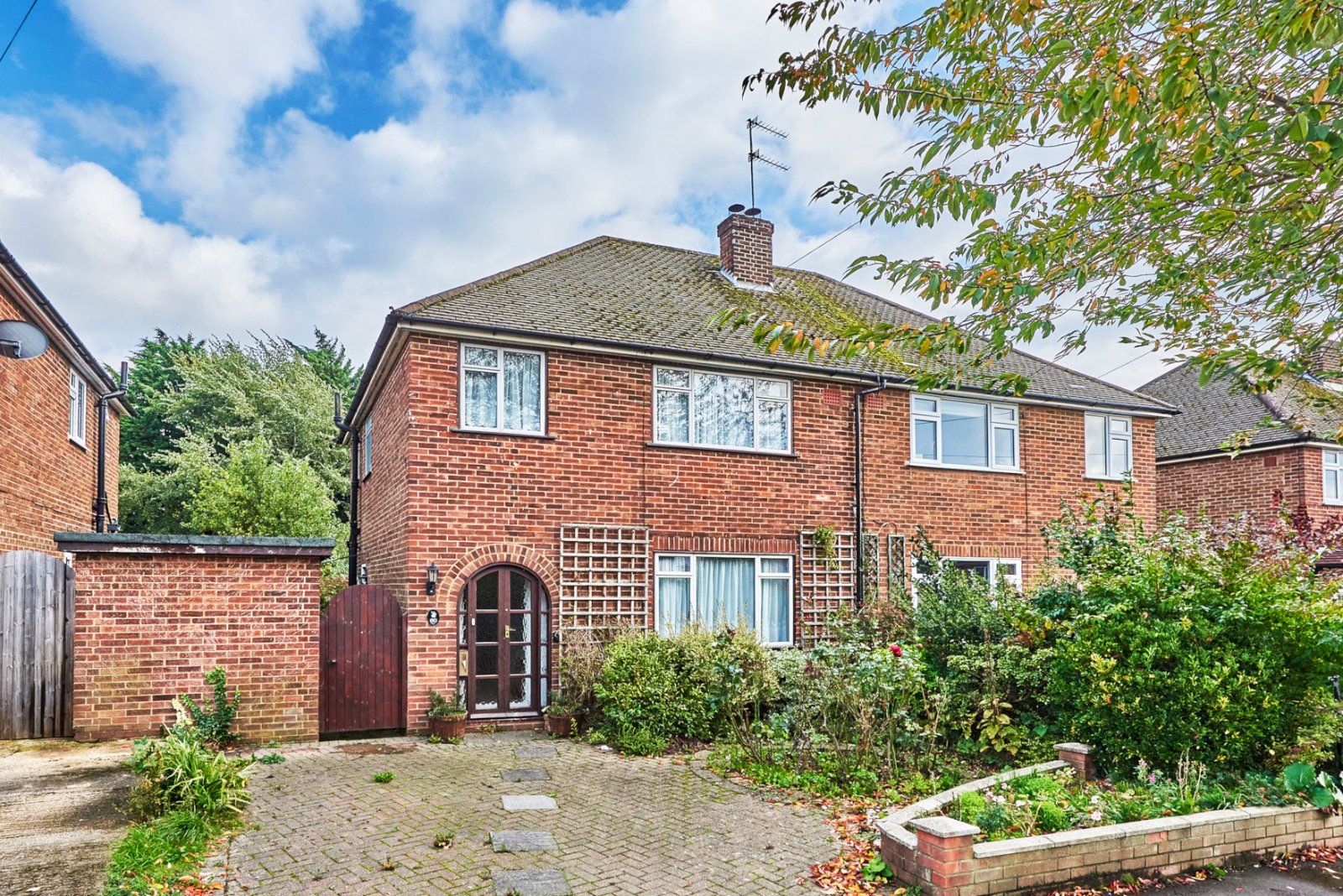 3 bed semidetached house for sale in Woodland Drive, St. Albans