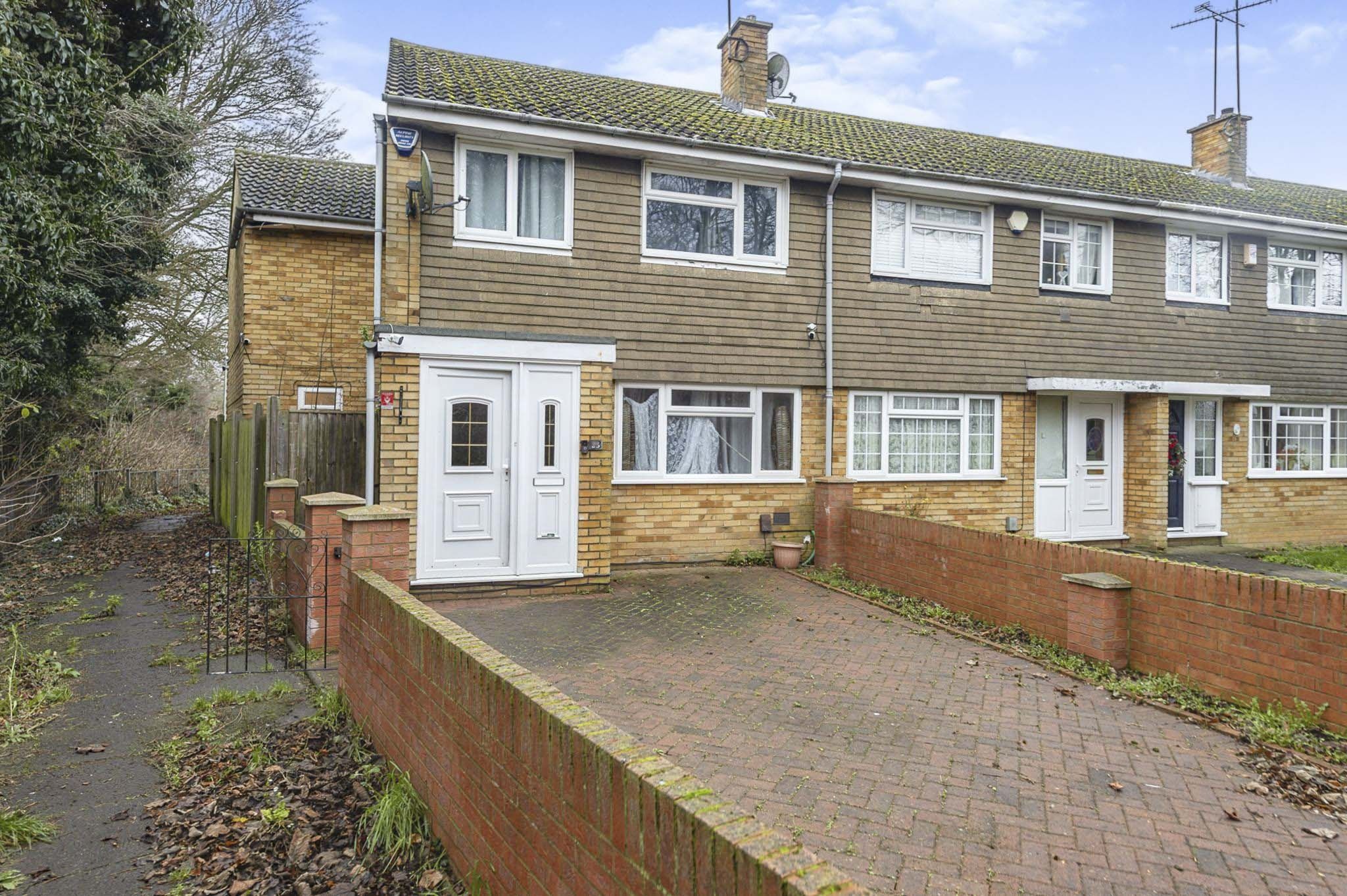 5 bed end terrace house for sale in Loftus Close, Luton, Bedfordshire