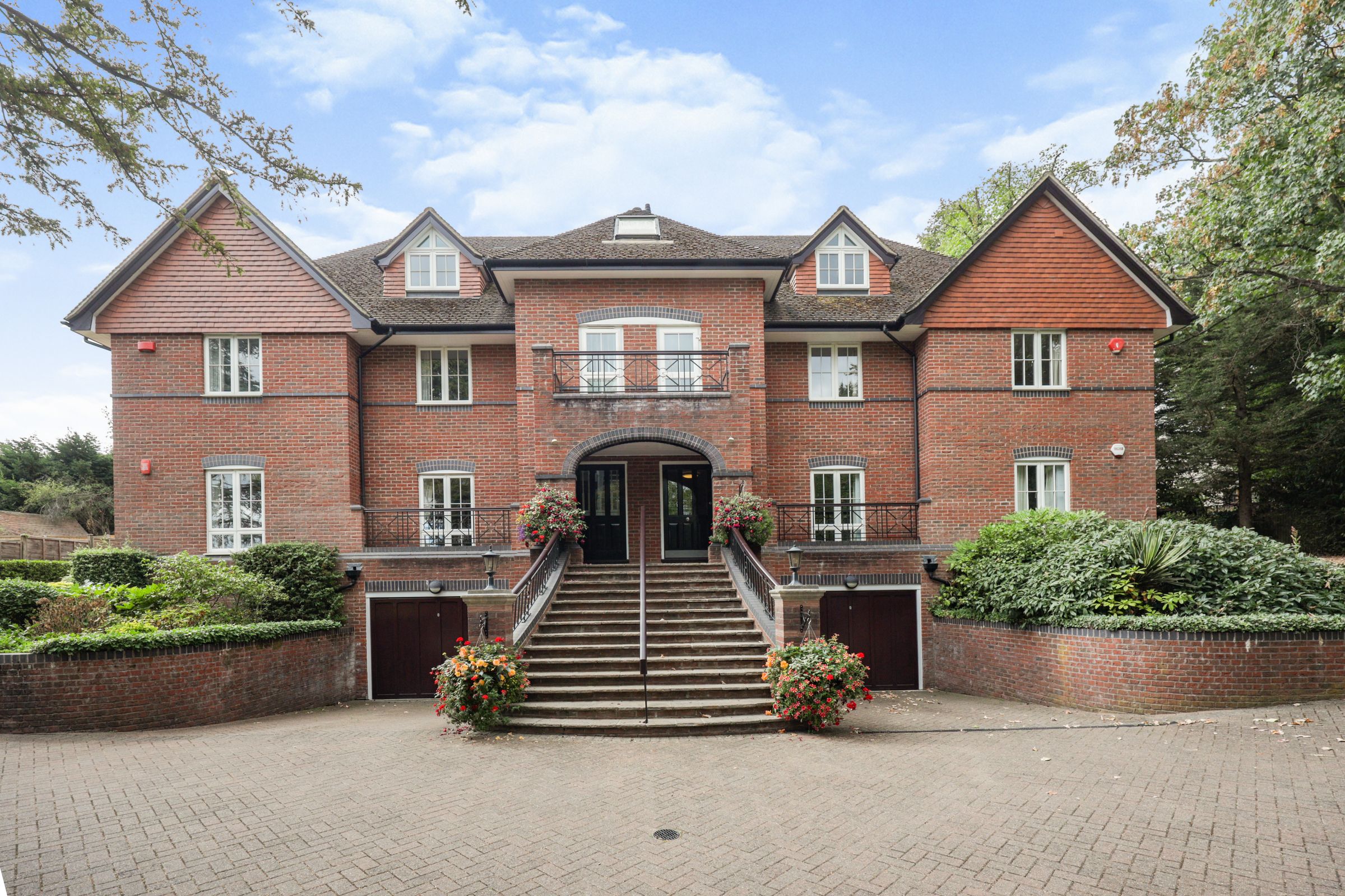 2 bed flat for sale in South Park Crescent, Gerrards Cross