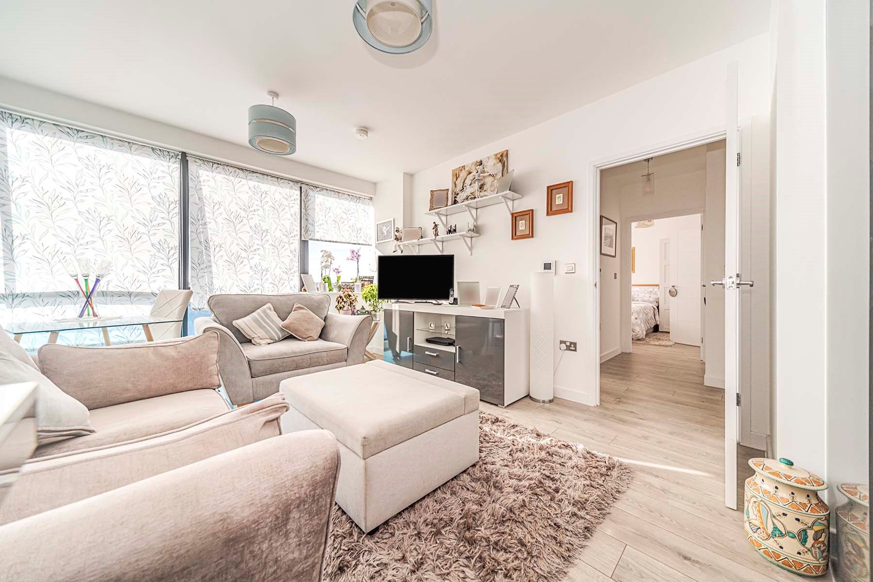 2 bed flat for sale in West Terrace, Six Hills House, Kings Road