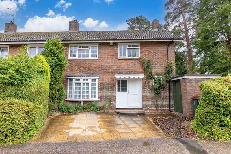 4 bed end terrace house for sale in Gossops Drive, Gossops Green