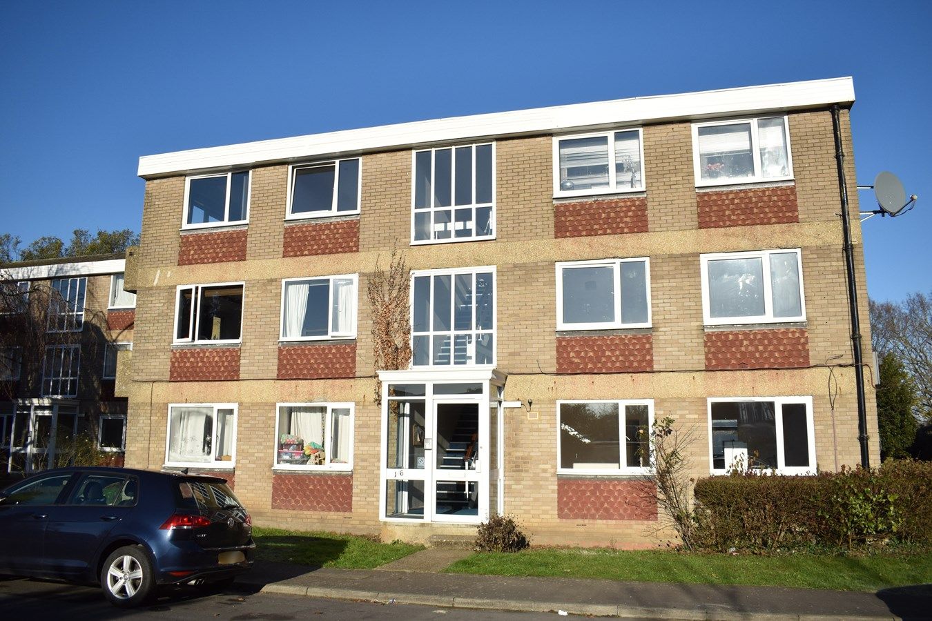 2 bed flat to rent in Langton Close, Addlestone KT15 Zoopla