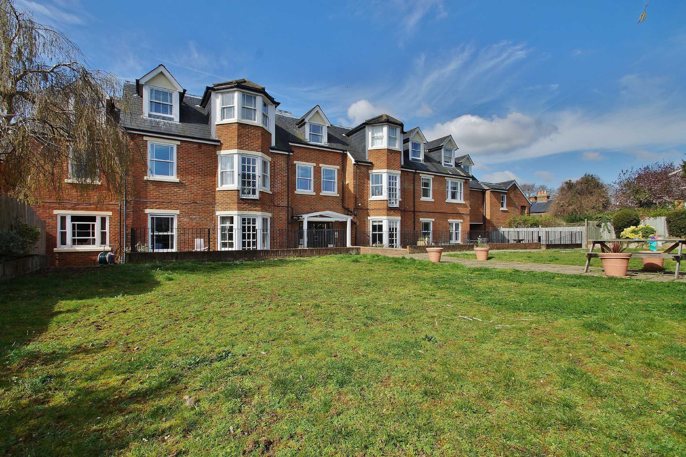2 bed flat for sale in Anyards Road, Cobham KT11 Zoopla