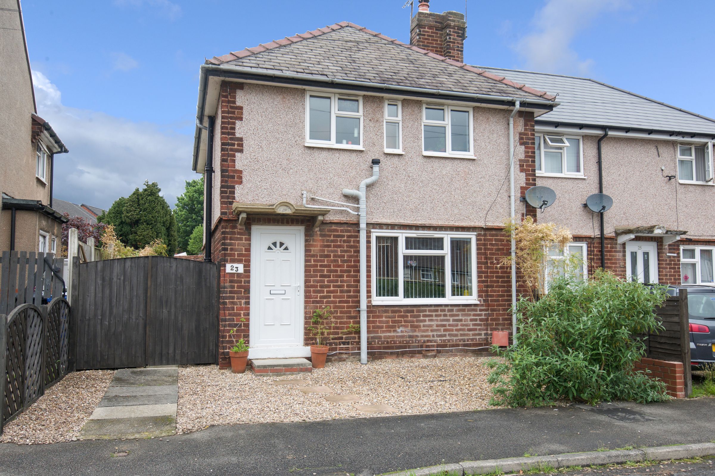 3 bed semidetached house for sale in Chesterfield Avenue, New