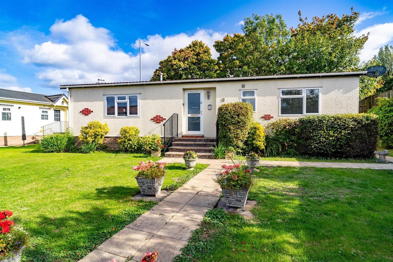 2 bed mobile/park home for sale in Elstree Park, Lane