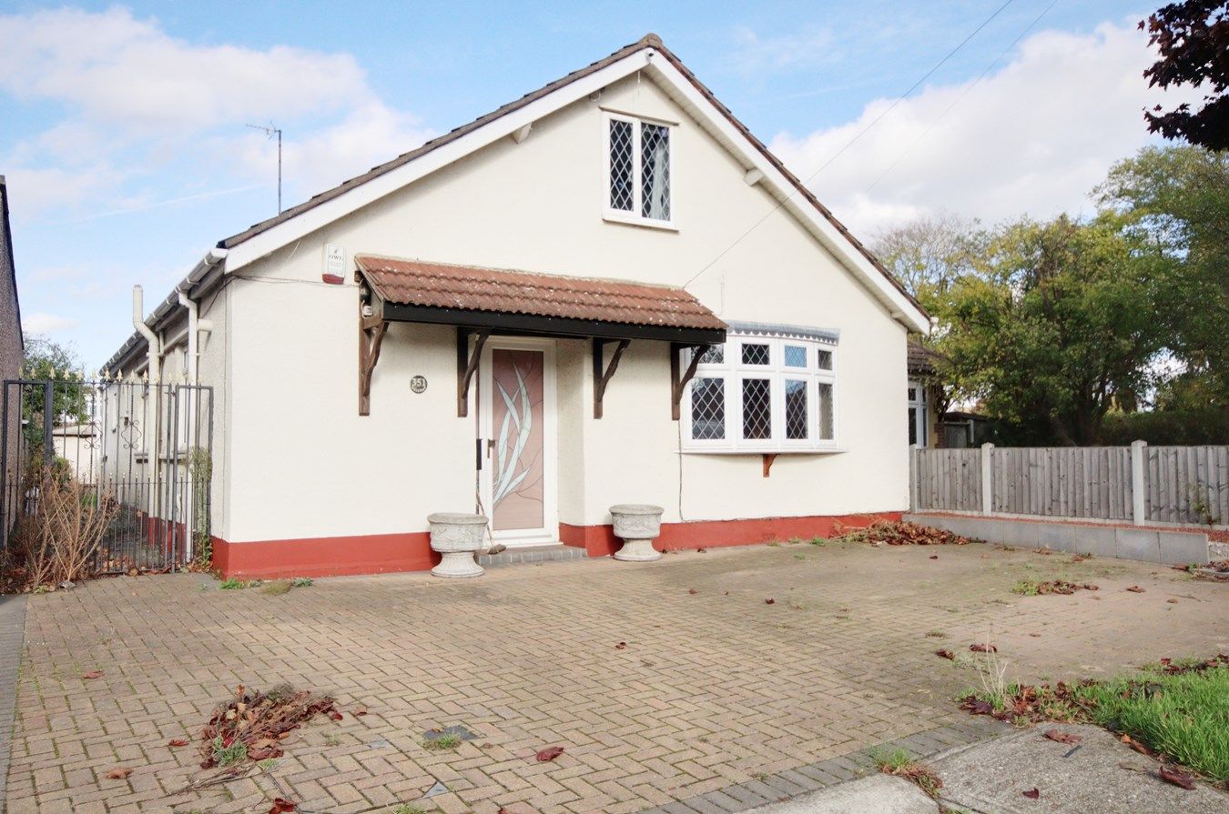 5 bed detached house for sale in Upminster Road North, Rainham RM13