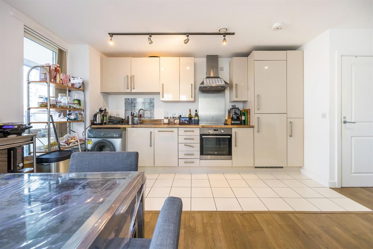 3 bed flat to rent in Queensbury House, Poplar E14 Zoopla