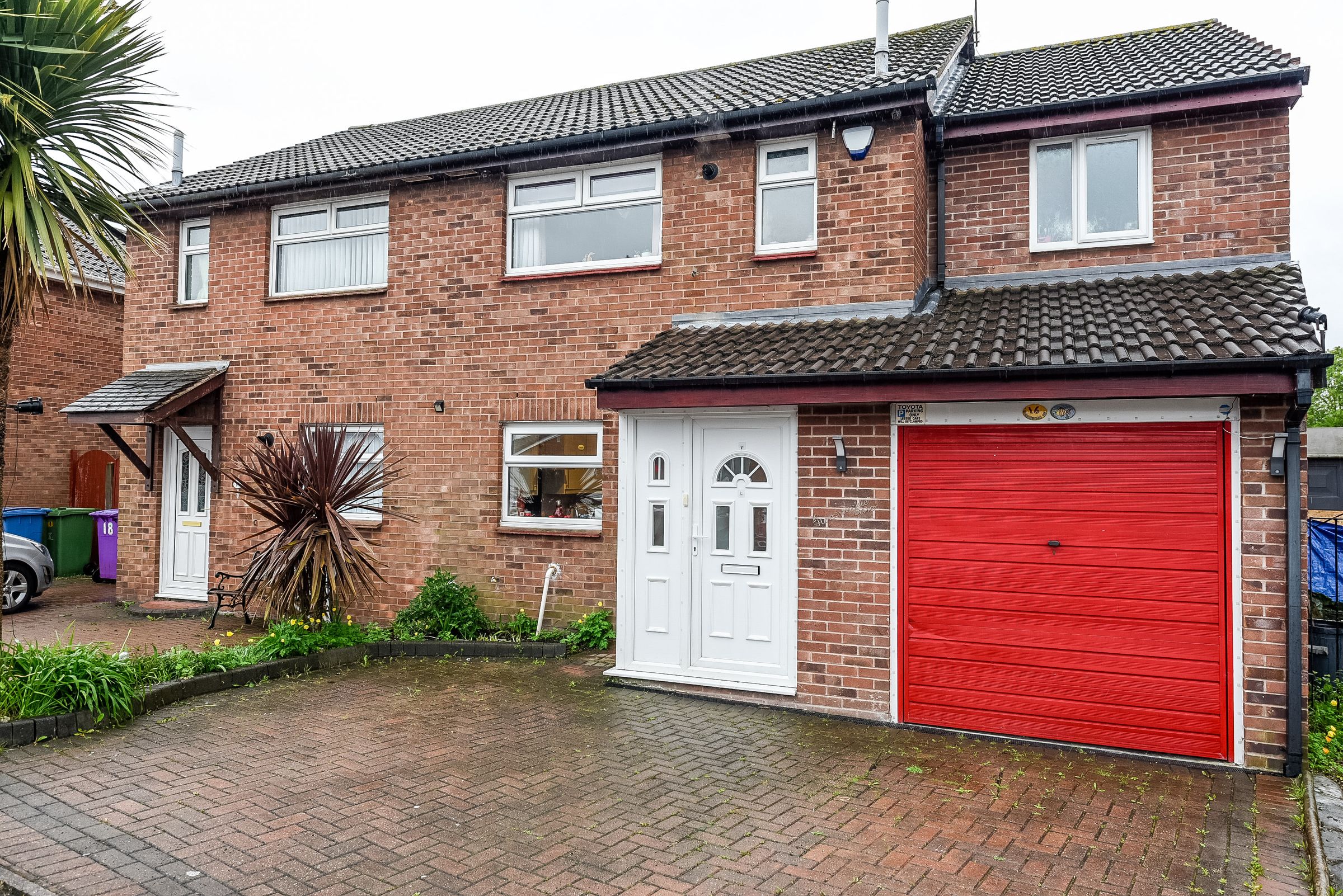 4 bed semidetached house for sale in Honeysuckle Drive, Walton