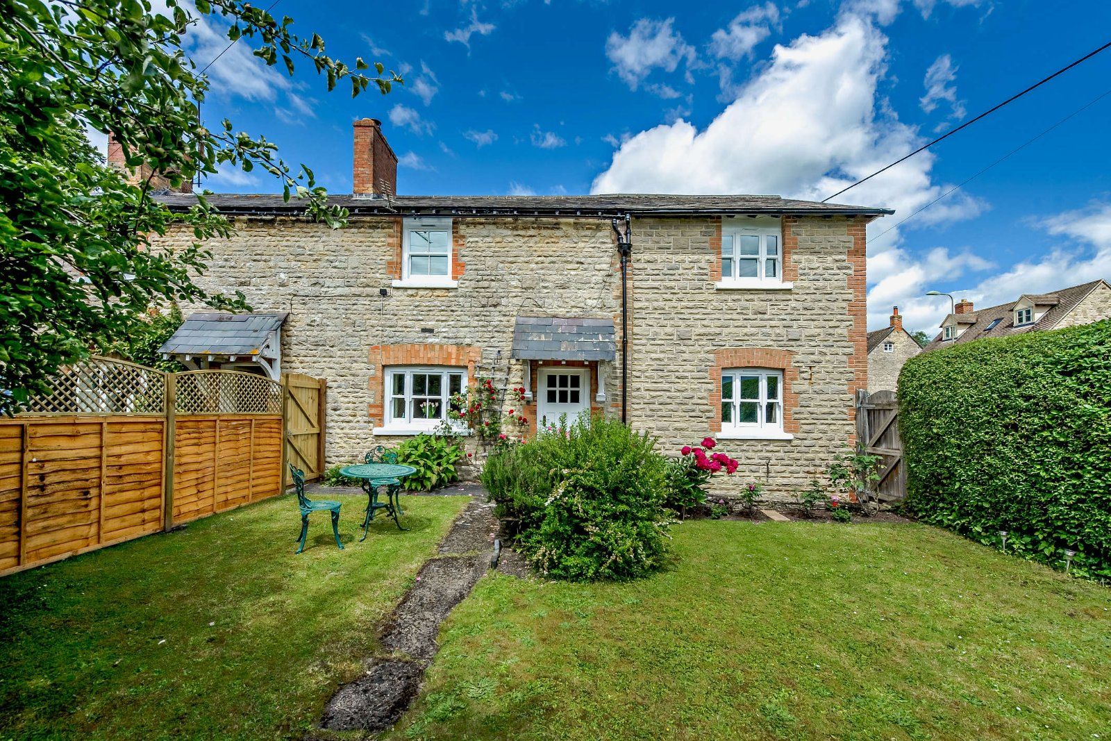 3 bed end terrace house for sale in Manor Road, Woodstock, Oxfordshire