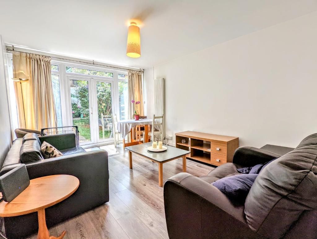 2 bed terraced house to rent in Bartholomew Close, Wandsworth, London