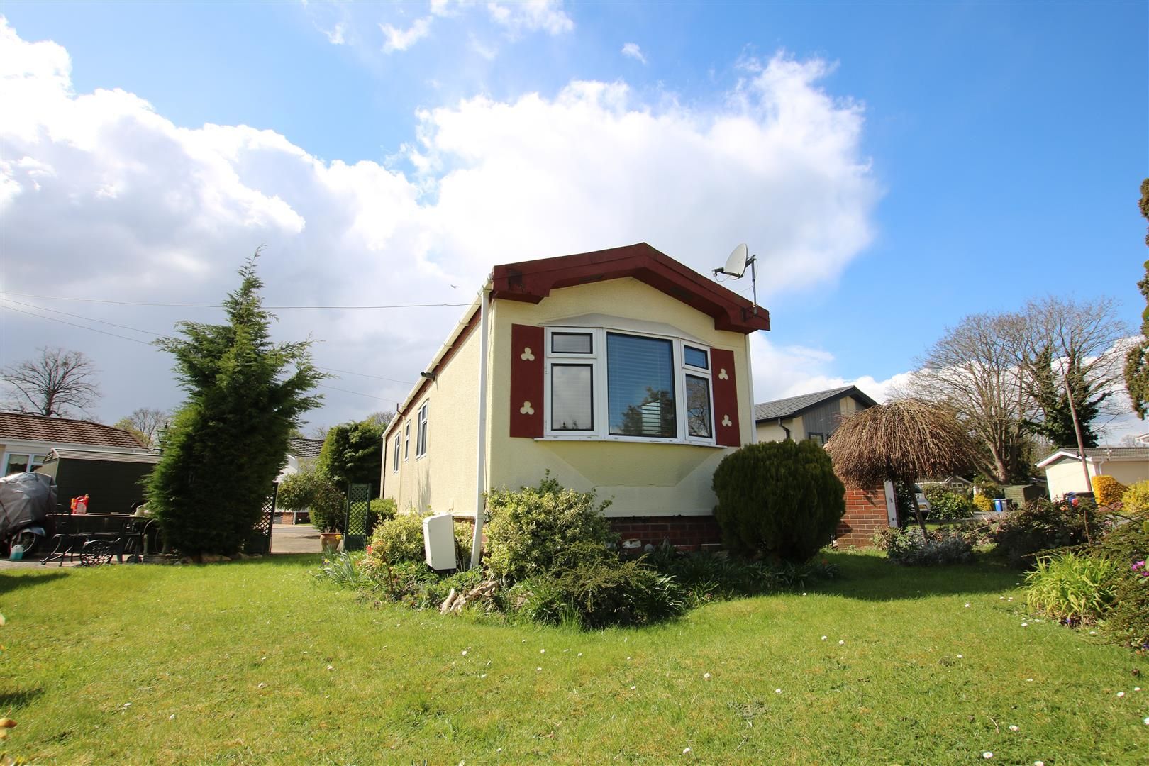 2 bed mobile/park home for sale in Centre Road, Willows Riverside Park