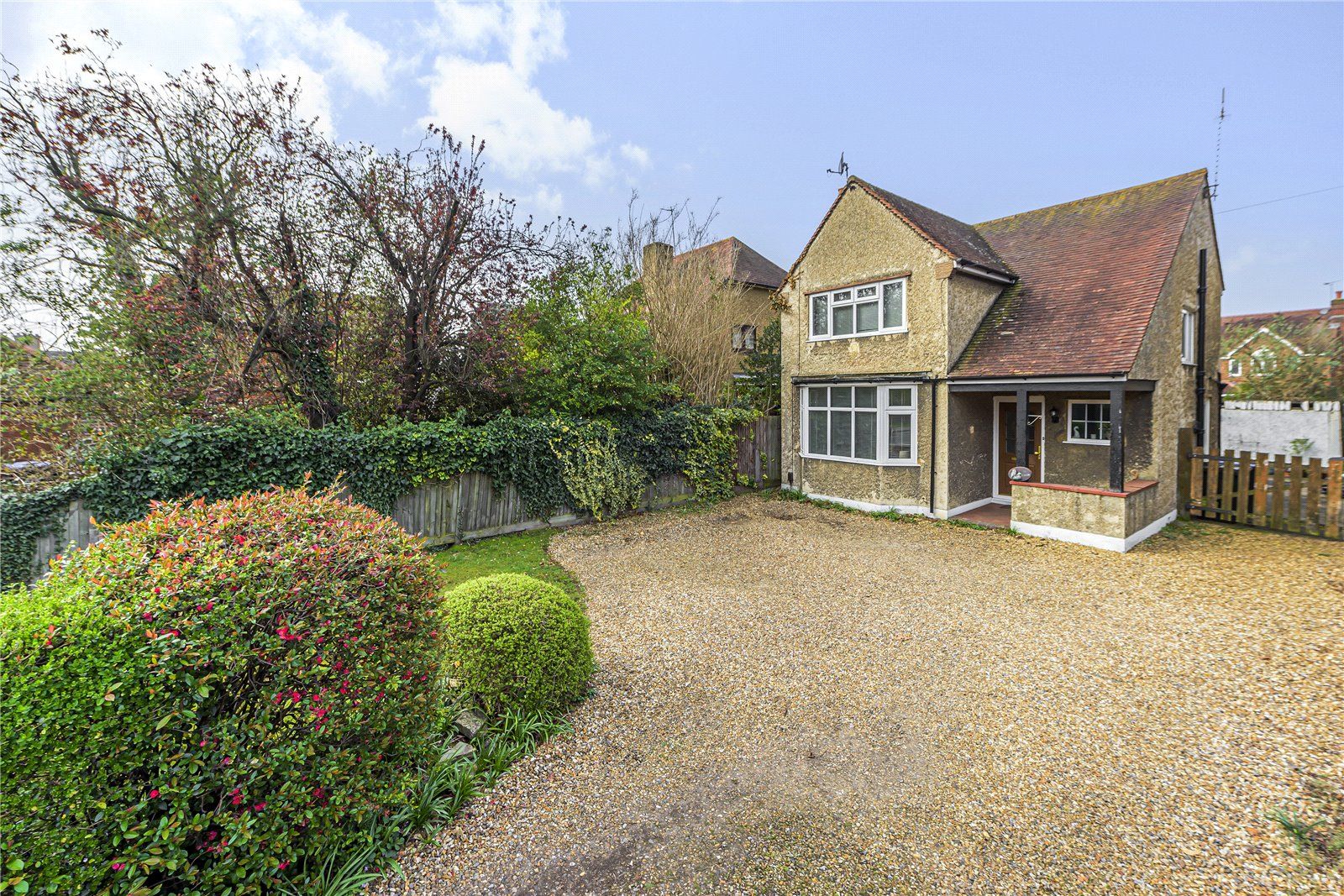 2 bed detached house to rent in New Haw Road, Addlestone, Surrey KT15