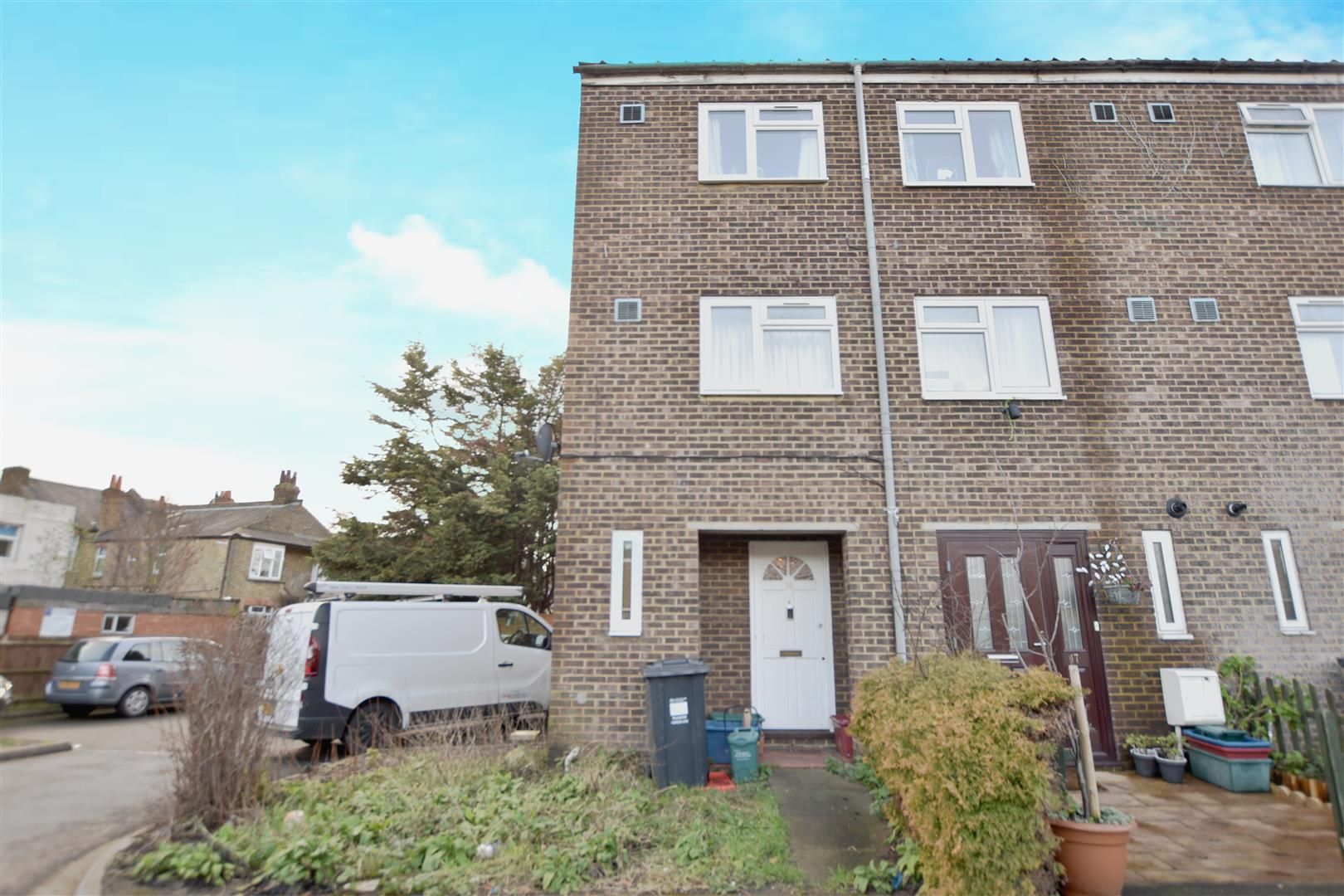 Deepwell Close, Isleworth TW7  