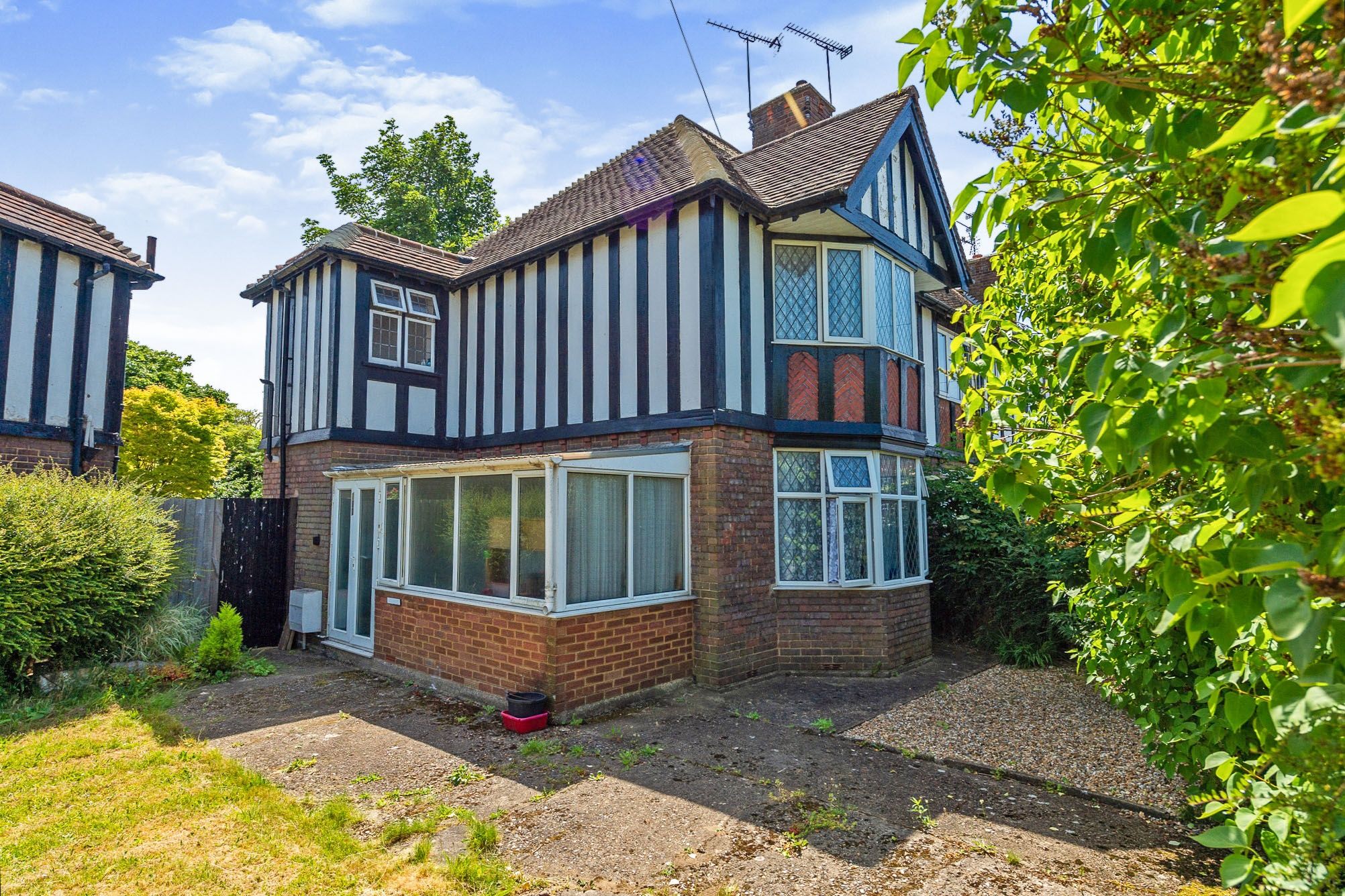 2 bed end terrace house for sale in Limbury Road, Luton, Bedfordshire