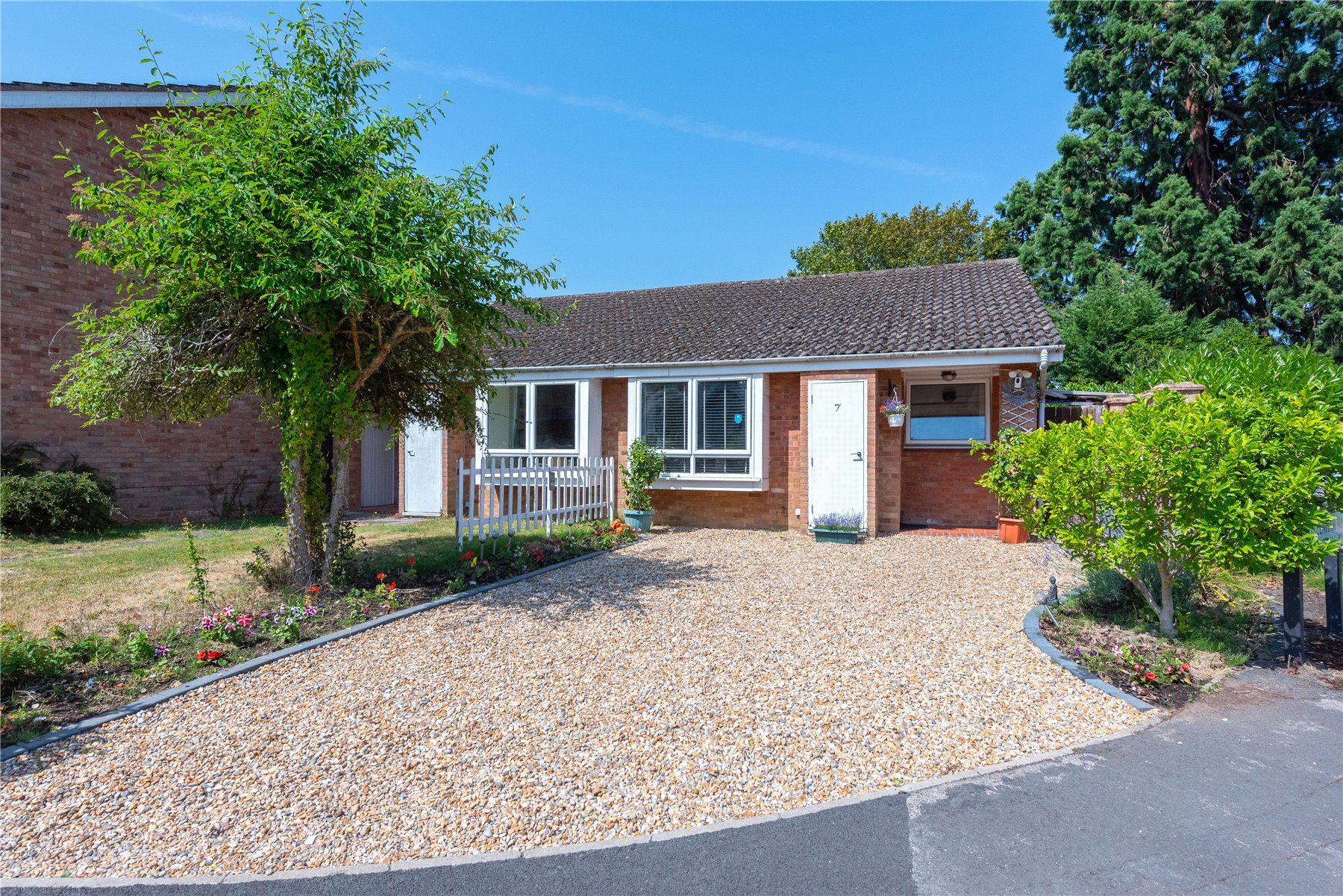 2 bed bungalow for sale in Greenham Walk, Woking GU21 Zoopla