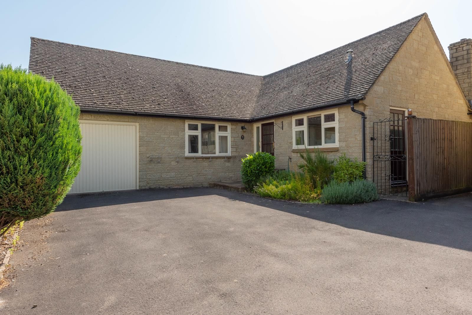3 bed detached bungalow for sale in Hurst Lane, Freeland, Witney
